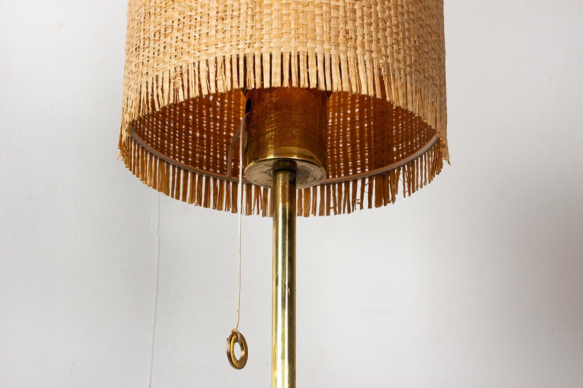 Lampada da terra svedese in ottone, base in ghisa, modello G 019 di Bergboms 1960. in vendita 1