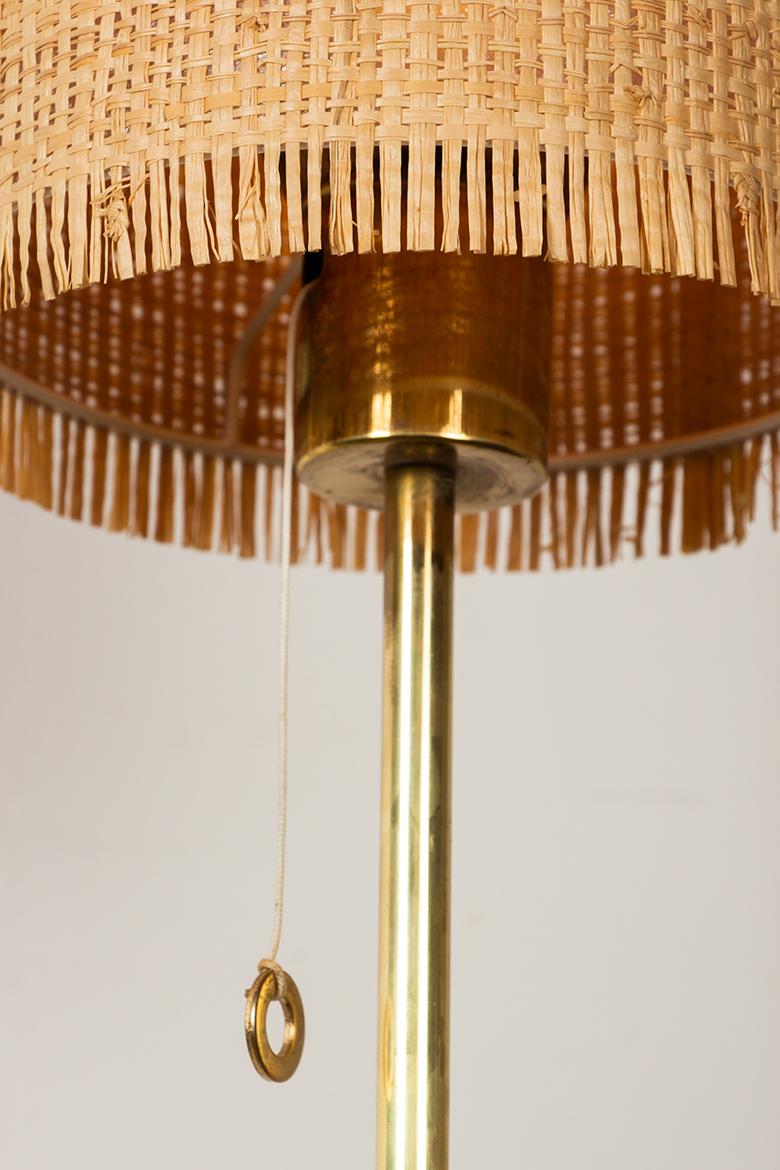 Lampada da terra svedese in ottone, base in ghisa, modello G 019 di Bergboms 1960. in vendita 2