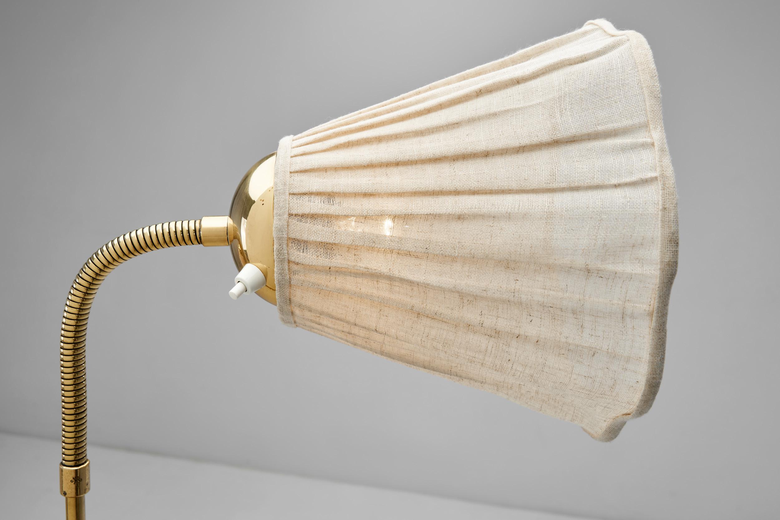 Lampada da terra svedese in ottone con bracci regolabili, Svezia, anni '40 in vendita 3