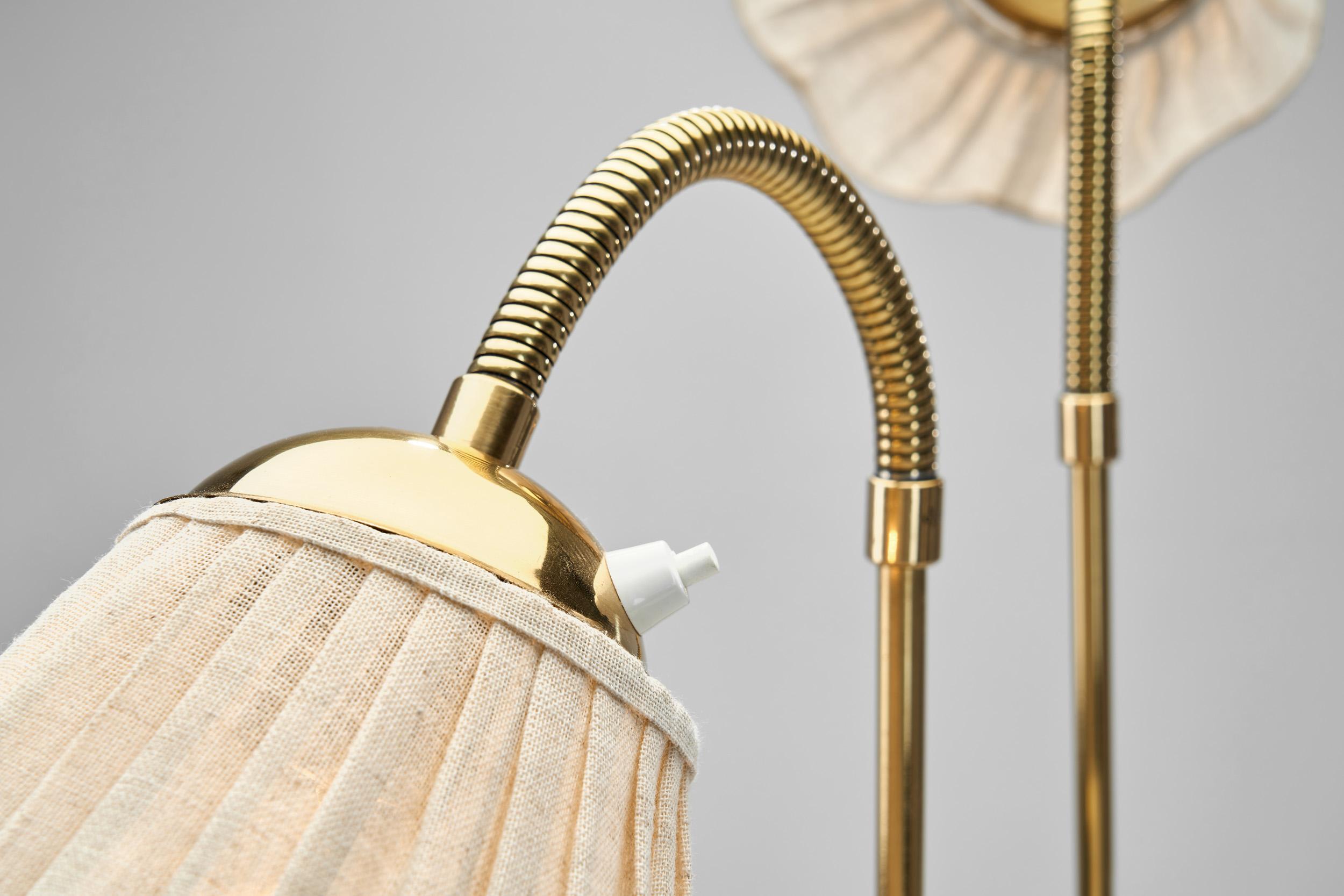Lampada da terra svedese in ottone con bracci regolabili, Svezia, anni '40 in vendita 7