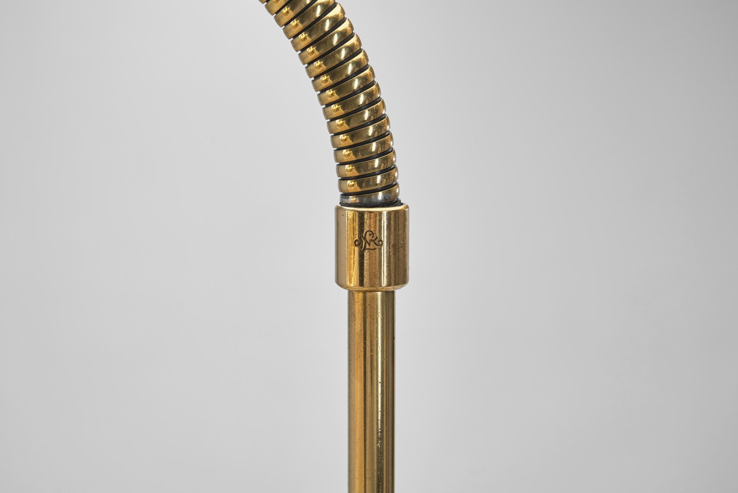 Lampada da terra svedese in ottone con bracci regolabili, Svezia, anni '40 in vendita 8