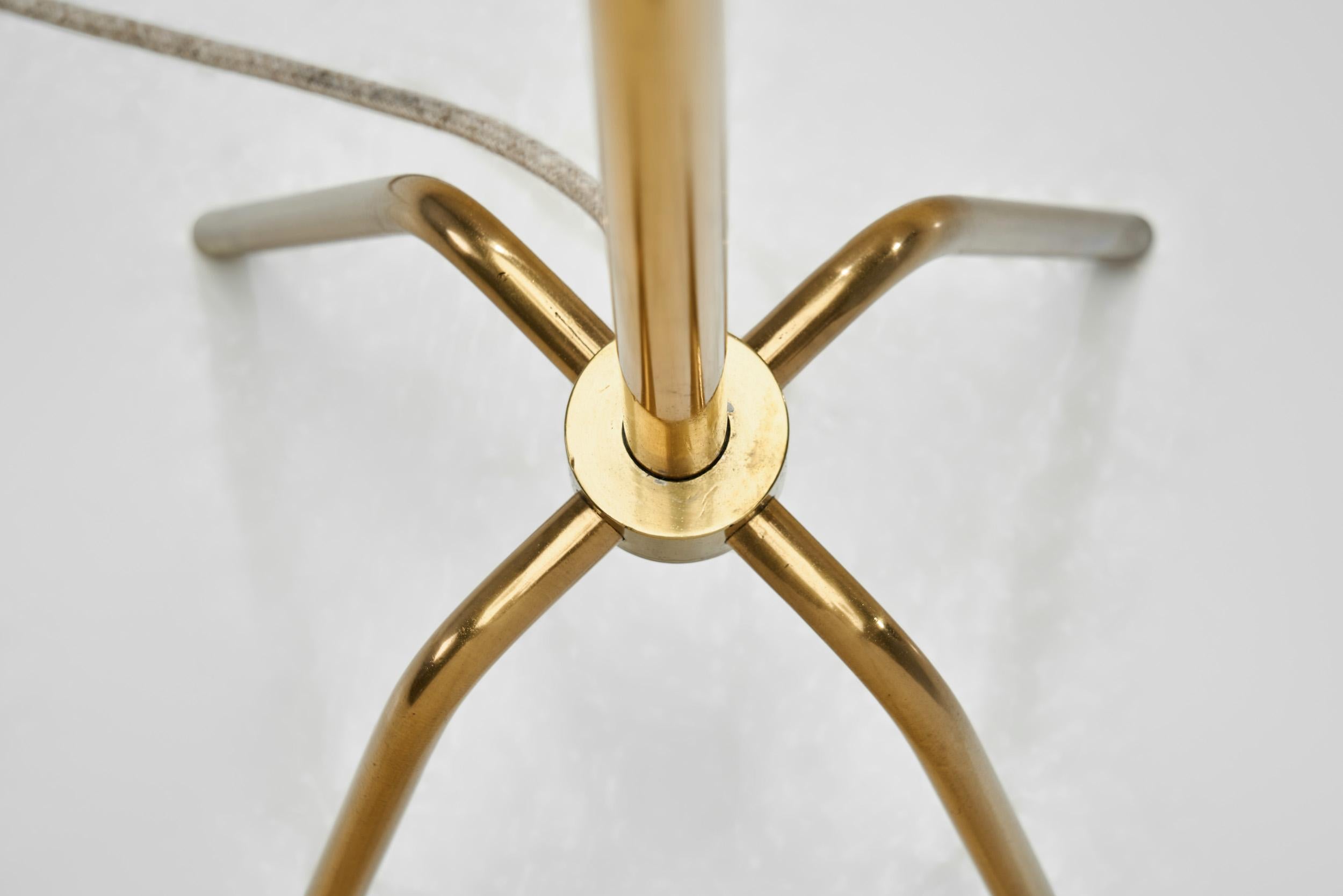 Lampada da terra svedese in ottone con bracci regolabili, Svezia, anni '40 in vendita 11