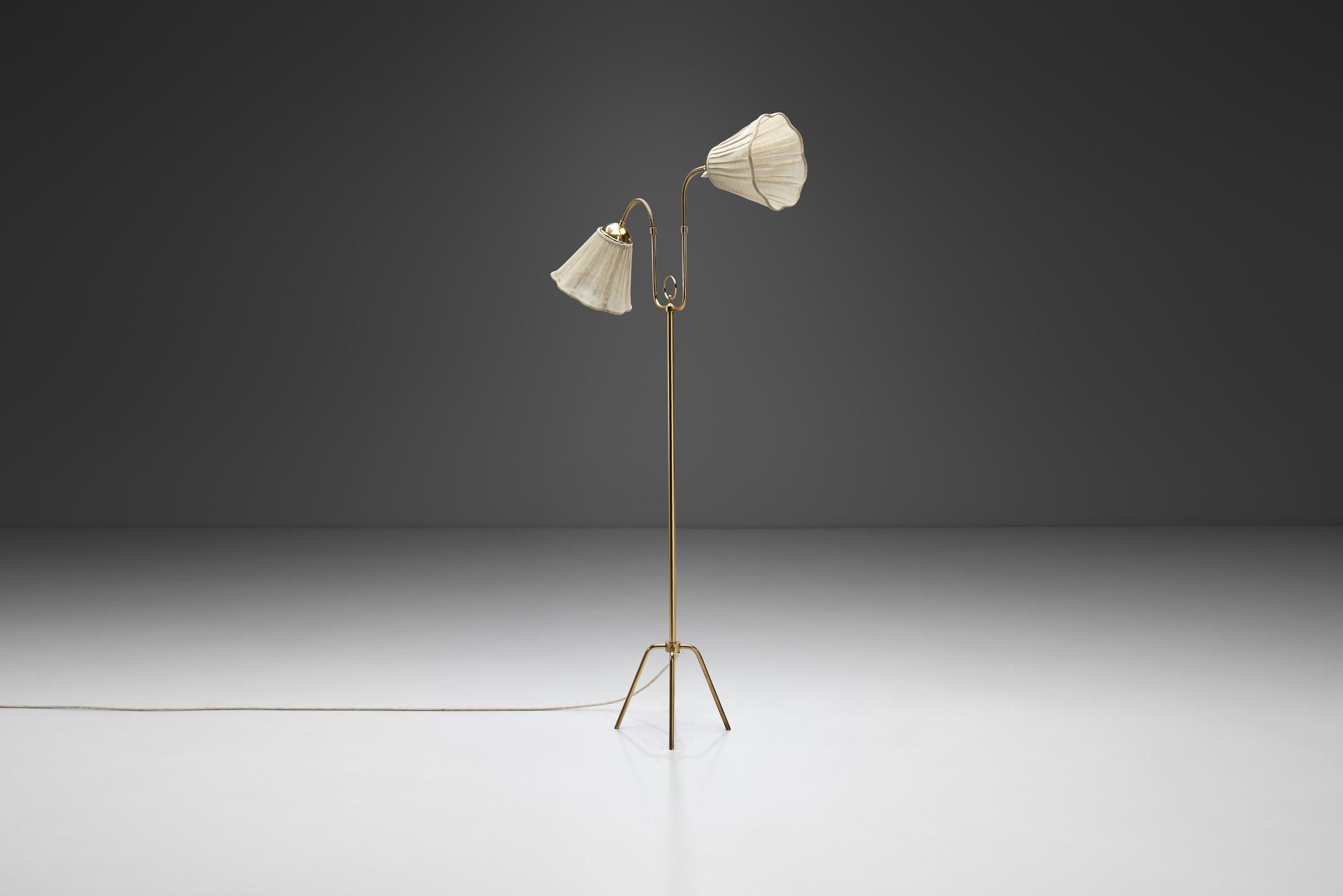 Scandinavo moderno Lampada da terra svedese in ottone con bracci regolabili, Svezia, anni '40 in vendita