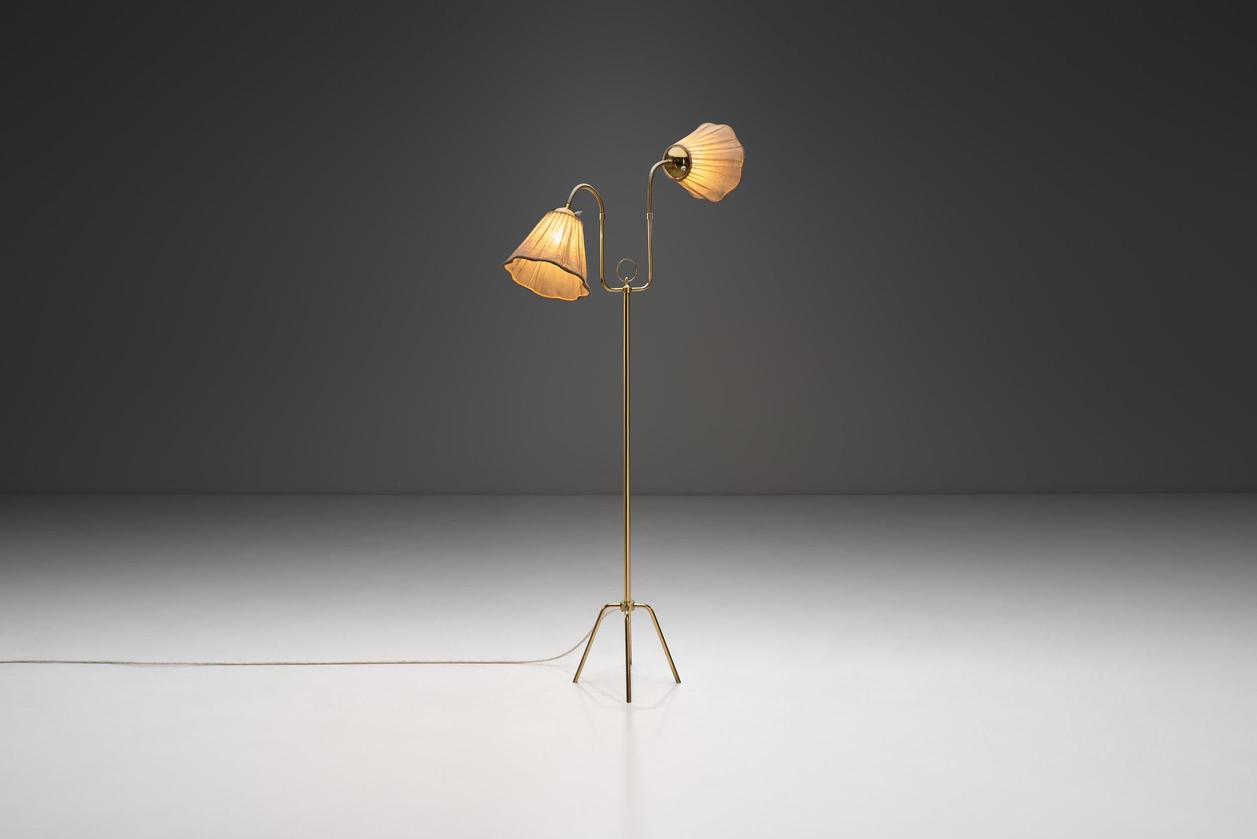 Svedese Lampada da terra svedese in ottone con bracci regolabili, Svezia, anni '40 in vendita