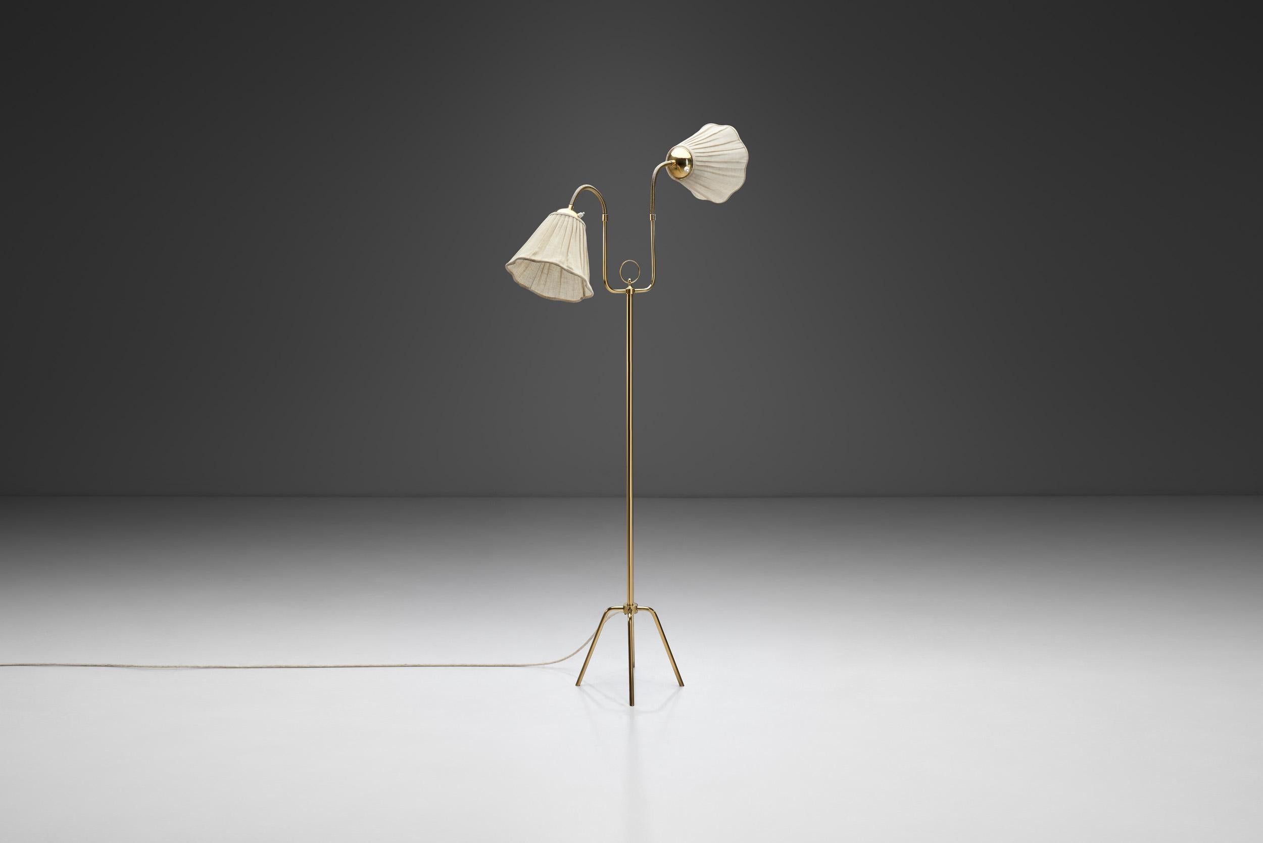 Lampada da terra svedese in ottone con bracci regolabili, Svezia, anni '40 In condizioni buone in vendita a Utrecht, NL