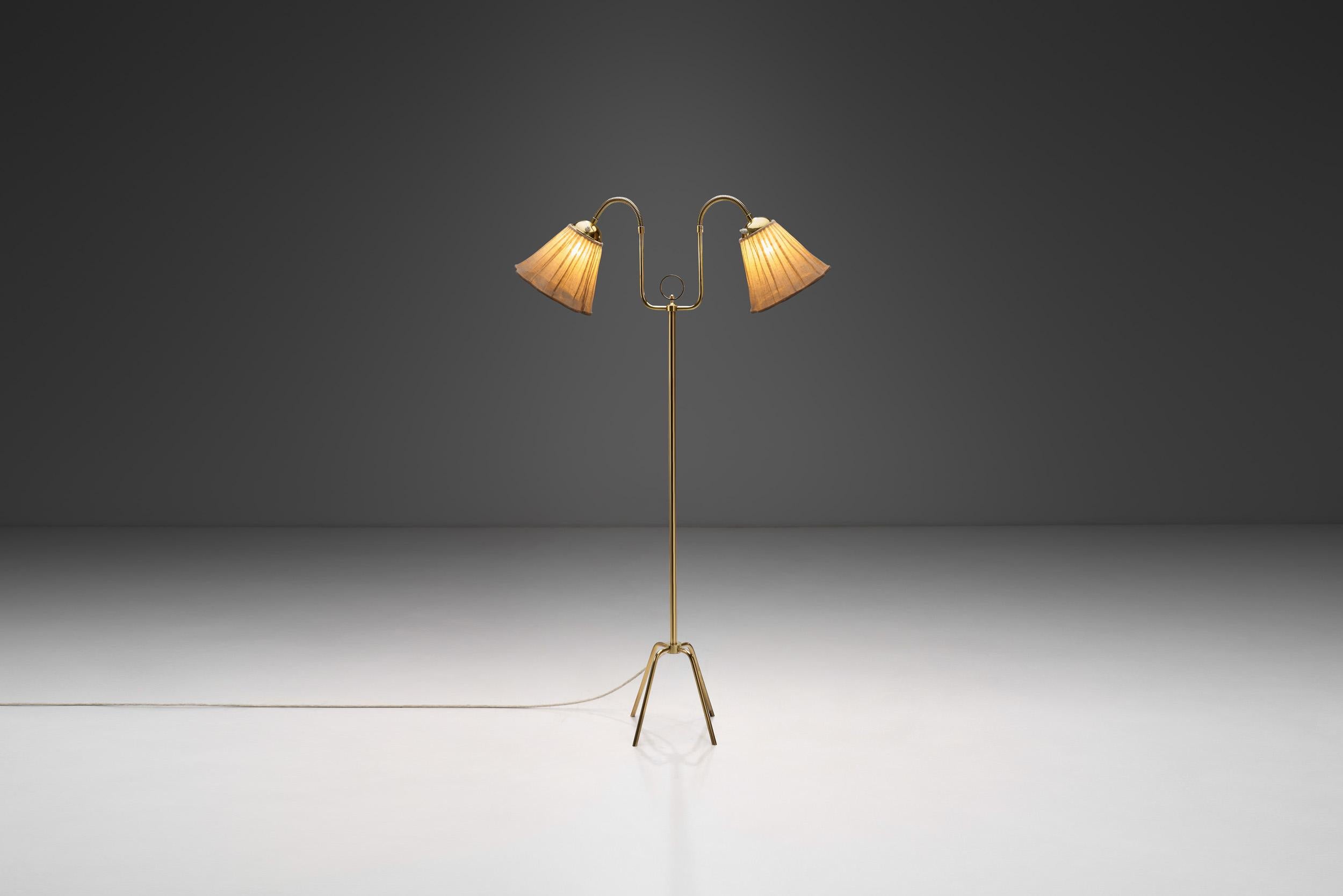 Metà XX secolo Lampada da terra svedese in ottone con bracci regolabili, Svezia, anni '40 in vendita