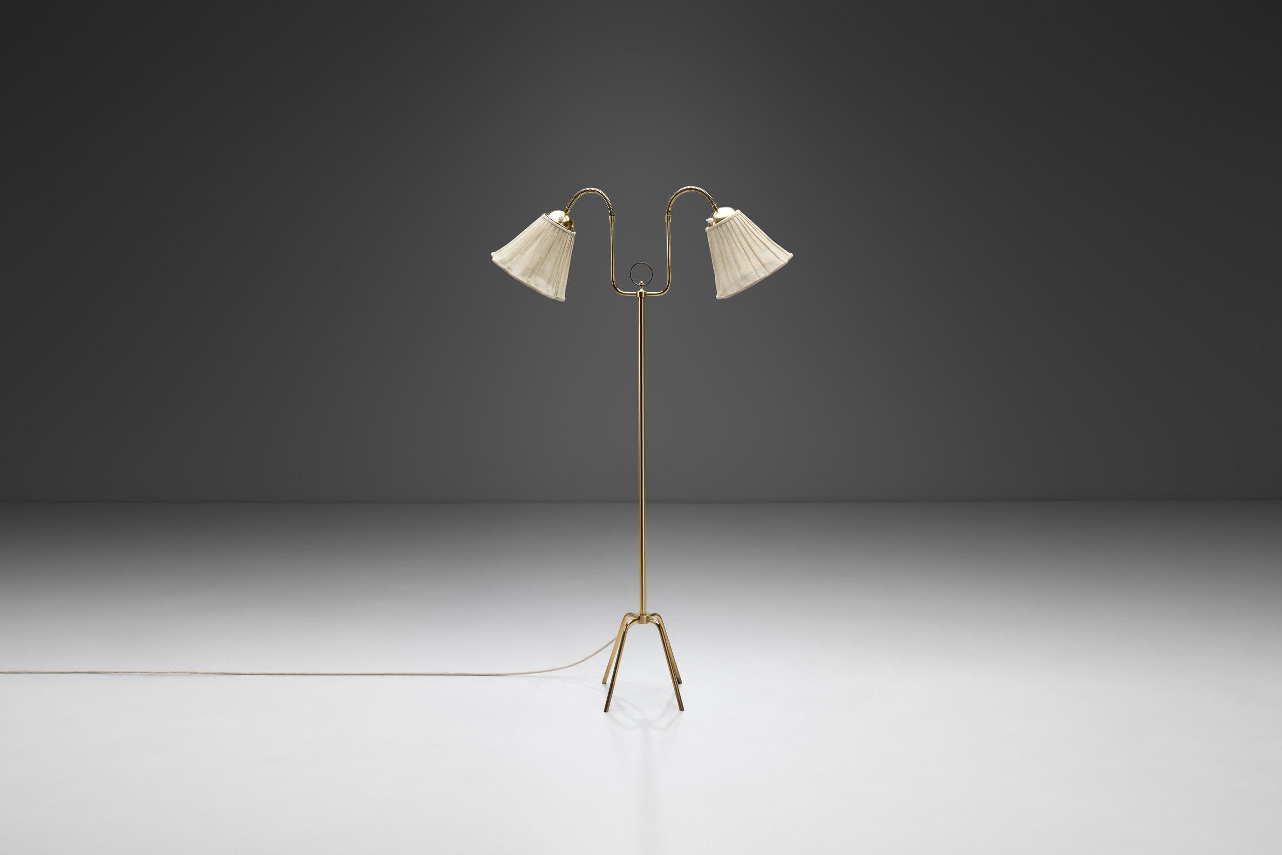 Ottone Lampada da terra svedese in ottone con bracci regolabili, Svezia, anni '40 in vendita