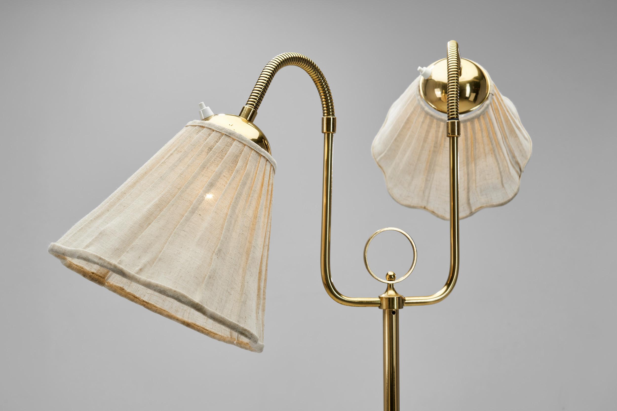 Lampada da terra svedese in ottone con bracci regolabili, Svezia, anni '40 in vendita 1