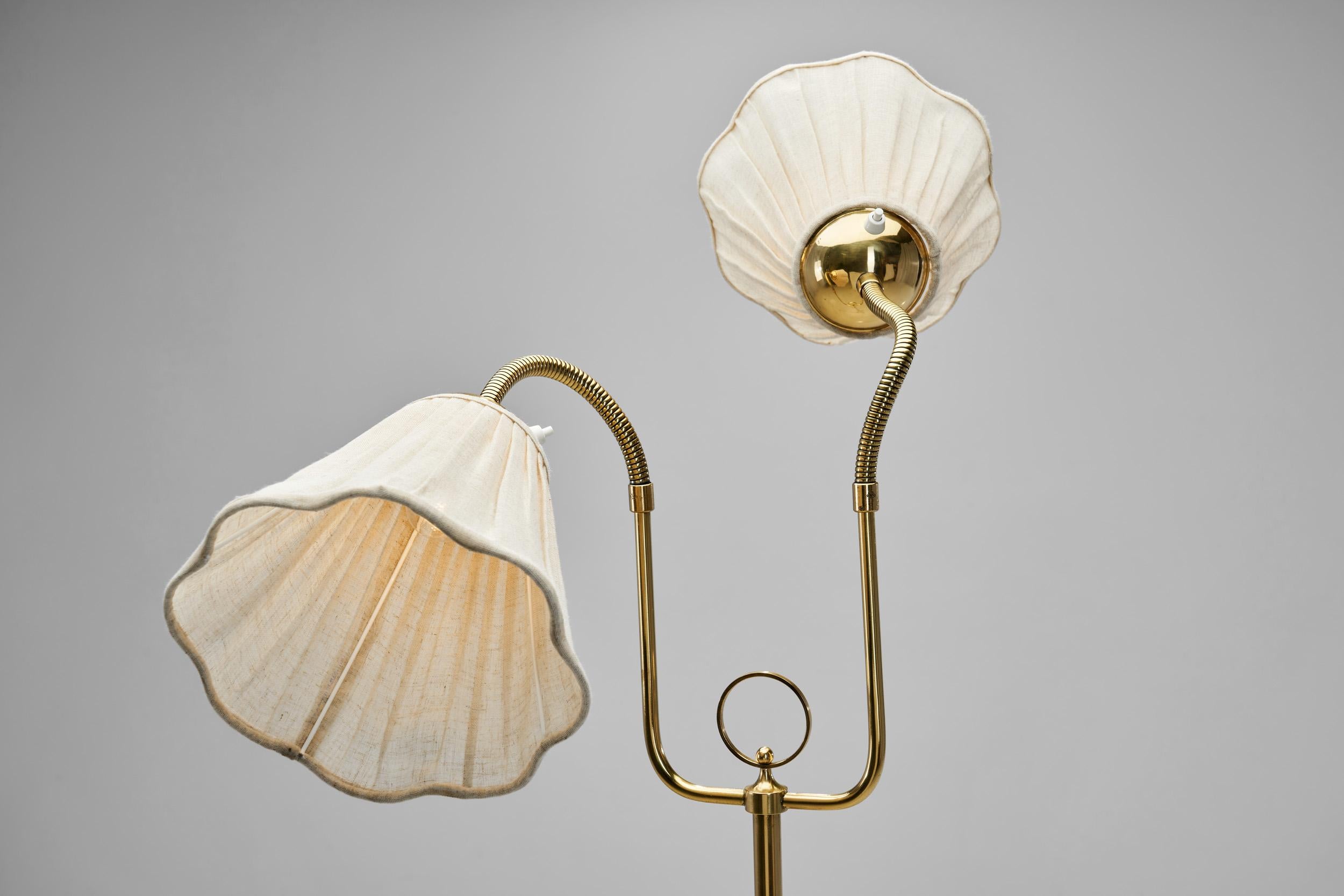 Lampada da terra svedese in ottone con bracci regolabili, Svezia, anni '40 in vendita 2