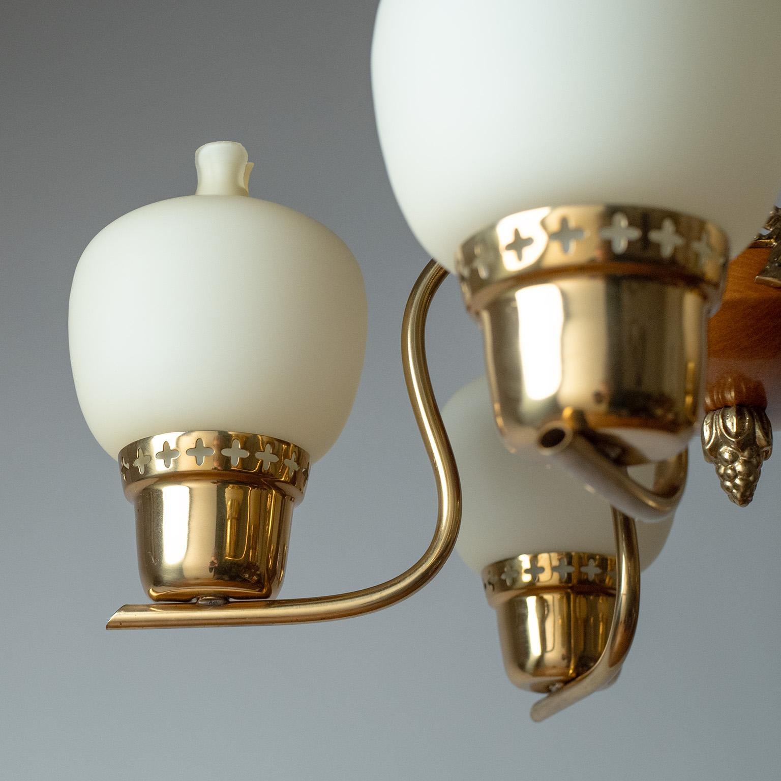 Araña sueca de latón, cristal y madera, años 50 Moderno de mediados de siglo en venta