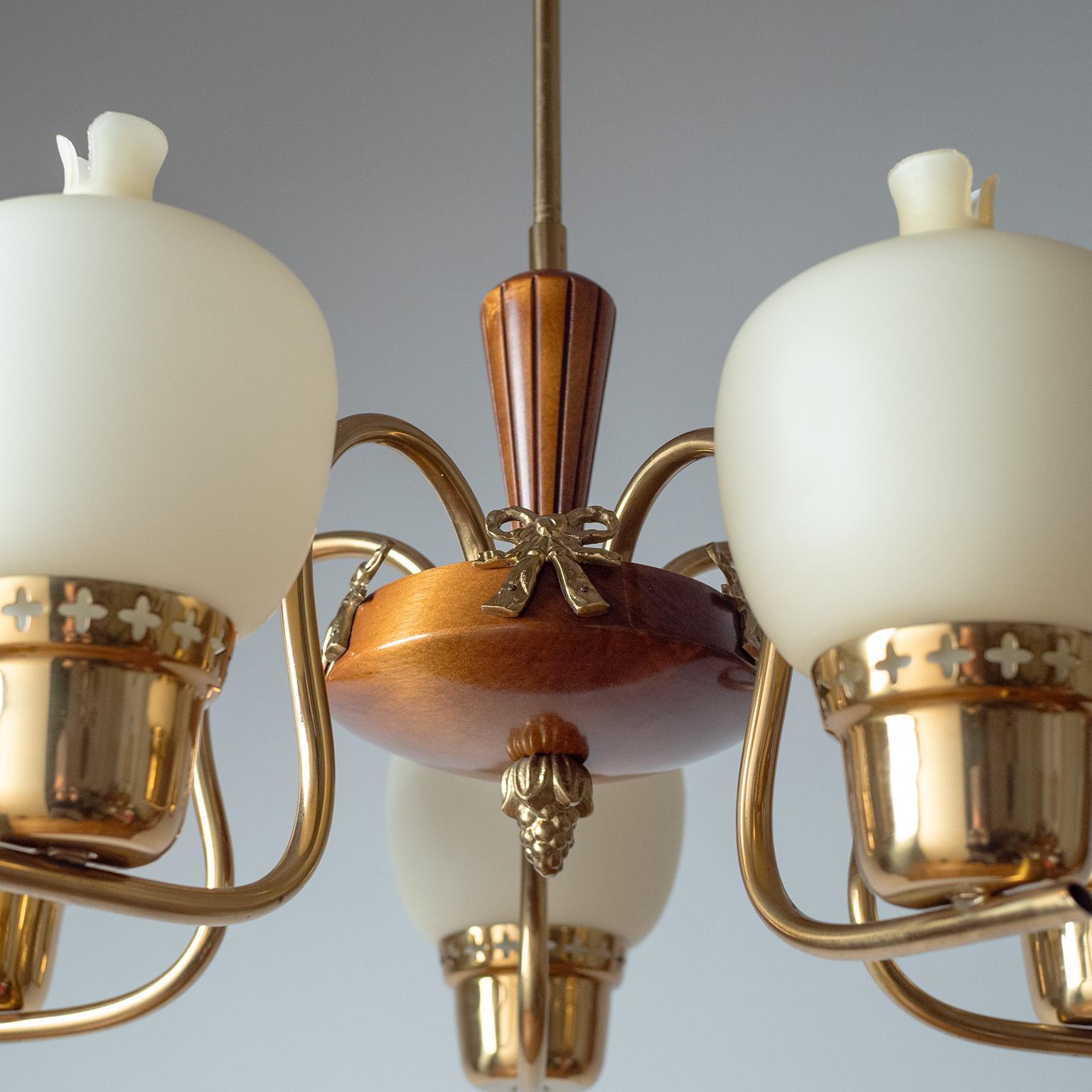 Araña sueca de latón, cristal y madera, años 50 Europeo en venta