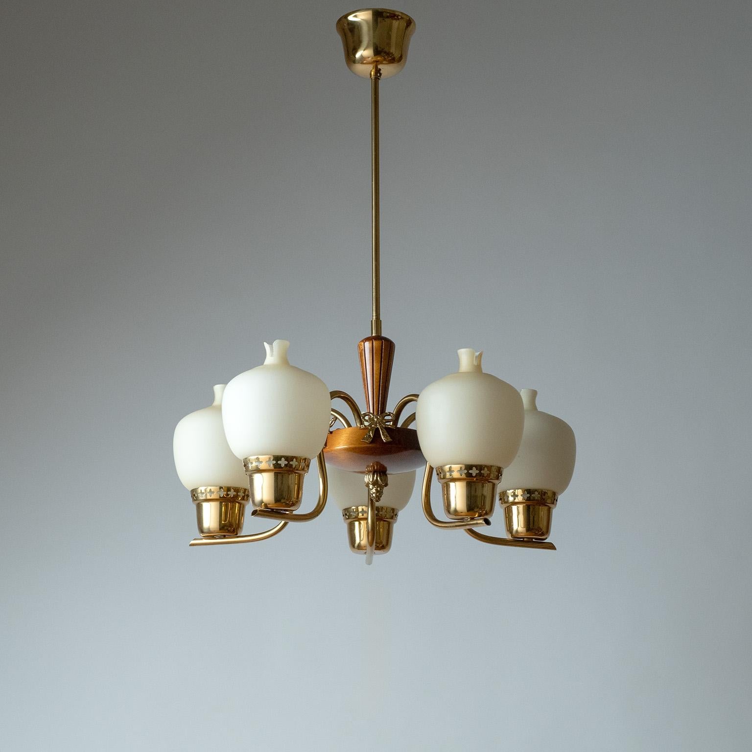 Araña sueca de latón, cristal y madera, años 50 en Bueno estado para la venta en Vienna, AT