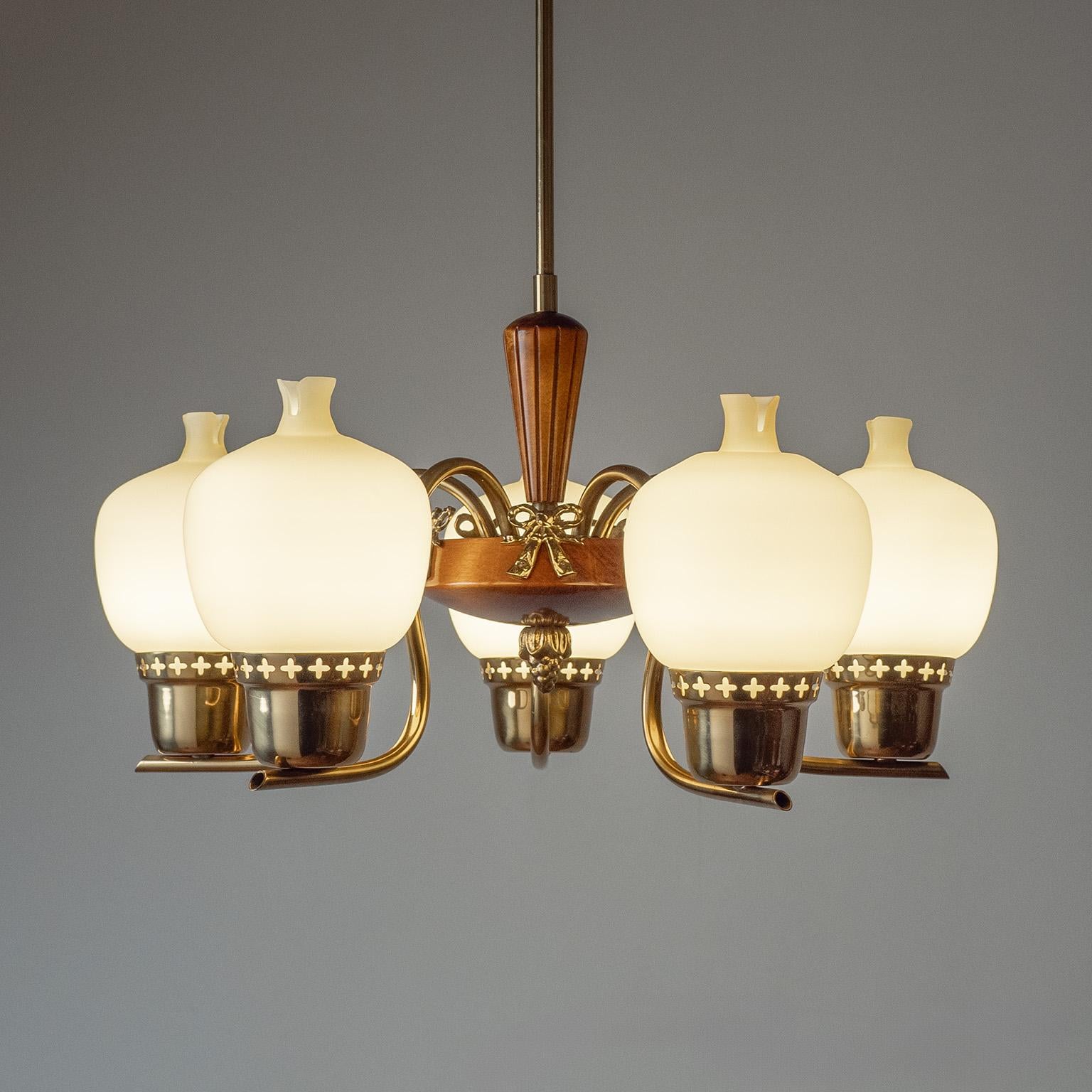 Araña sueca de latón, cristal y madera, años 50 mediados del siglo XX en venta