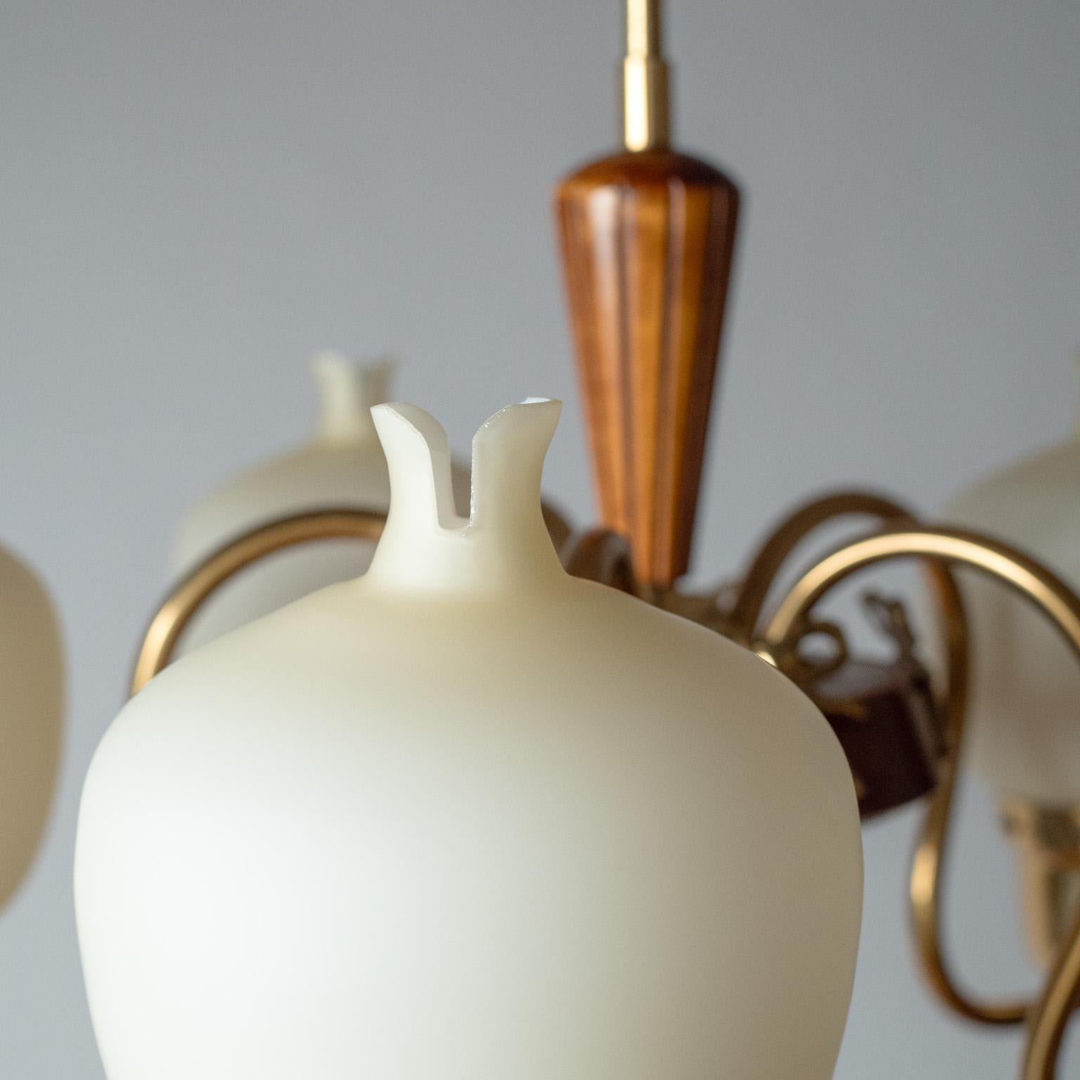 Araña sueca de latón, cristal y madera, años 50 Latón en venta