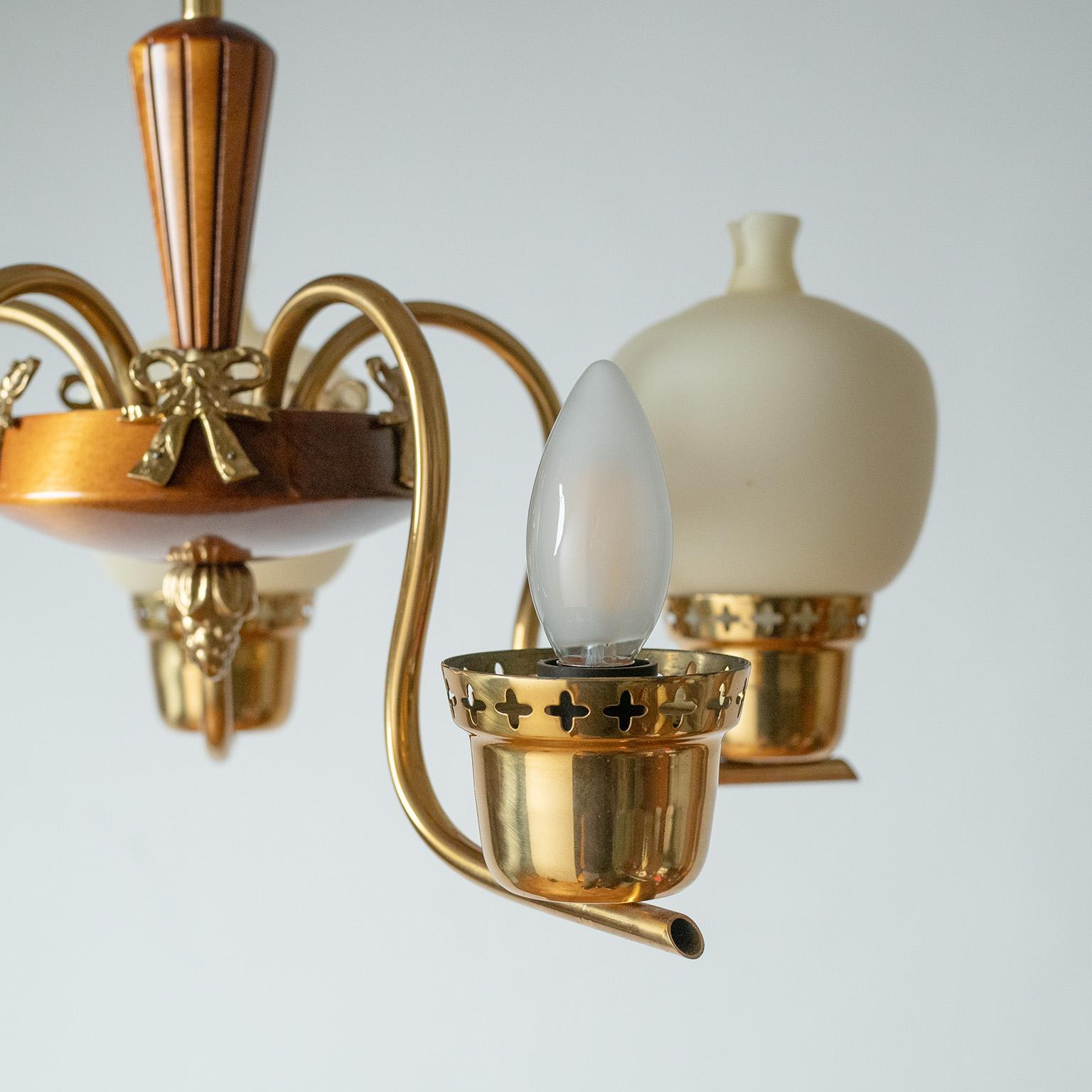 Araña sueca de latón, cristal y madera, años 50 en venta 1