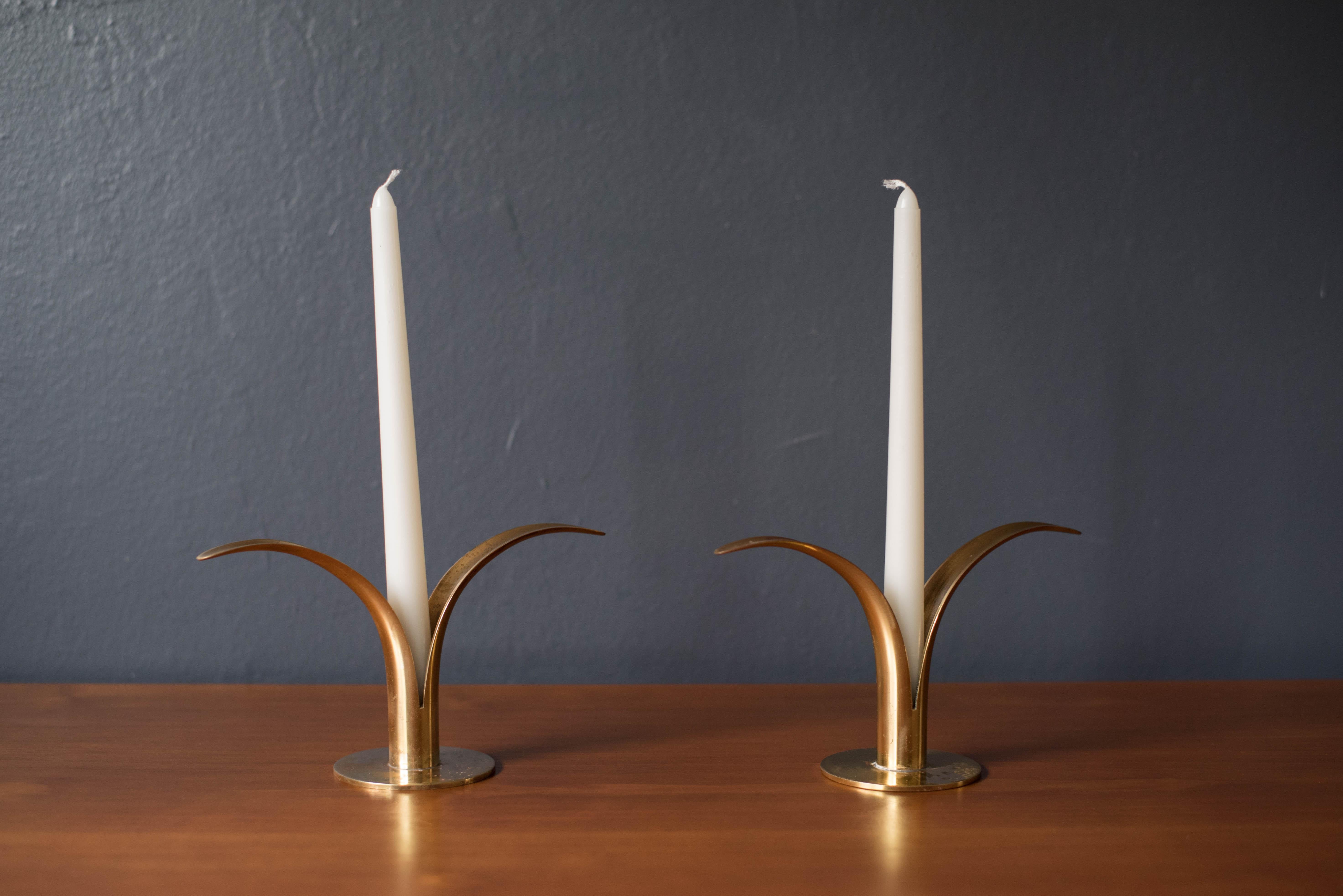 Liljan-Kerzenständer aus schwedischem Messing von Ivar Ålenius Björk für Ystad Metall (Art déco) im Angebot