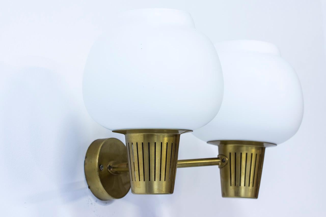 Swedish Brass and Opaline Glass Wall Lamp by Hans Bergström for Ateljé Lyktan In Good Condition In Stockholm, SE