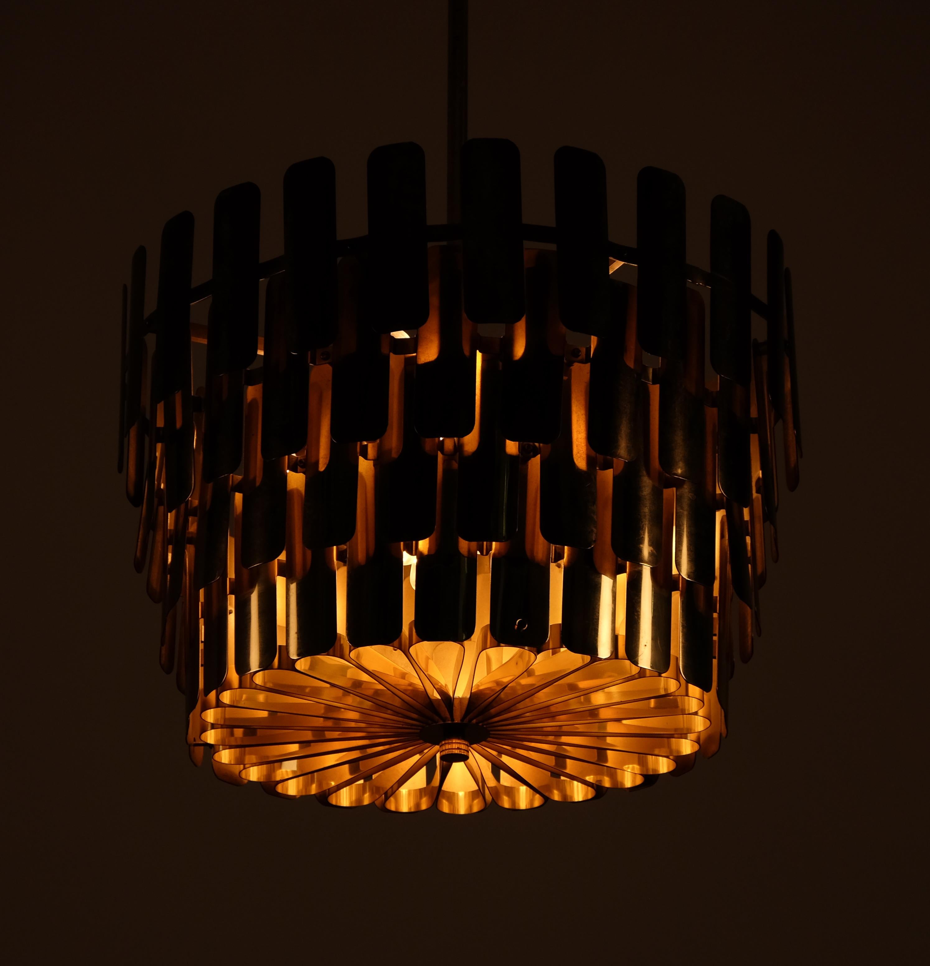 Rare pendentif en laiton fabriqué par Tyringe Konsthantverk, Suède, années 1960.
Hauteur de l'abat-jour : 29 cm