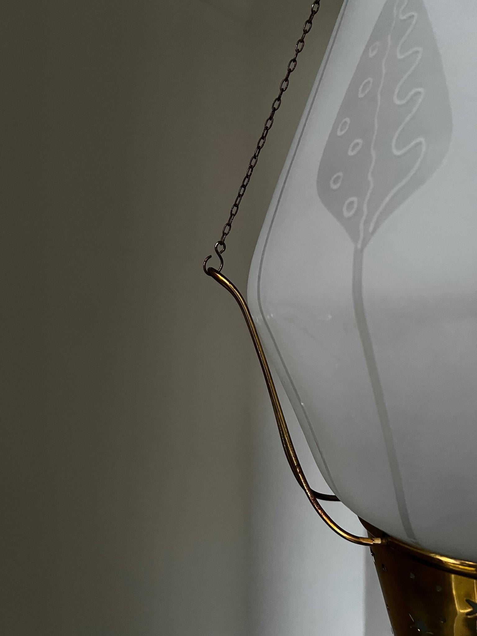Schwedische Pendelleuchte aus Messing mit geätztem Glasschirm und durchbrochenen Details im Zustand „Gut“ im Angebot in London, GB