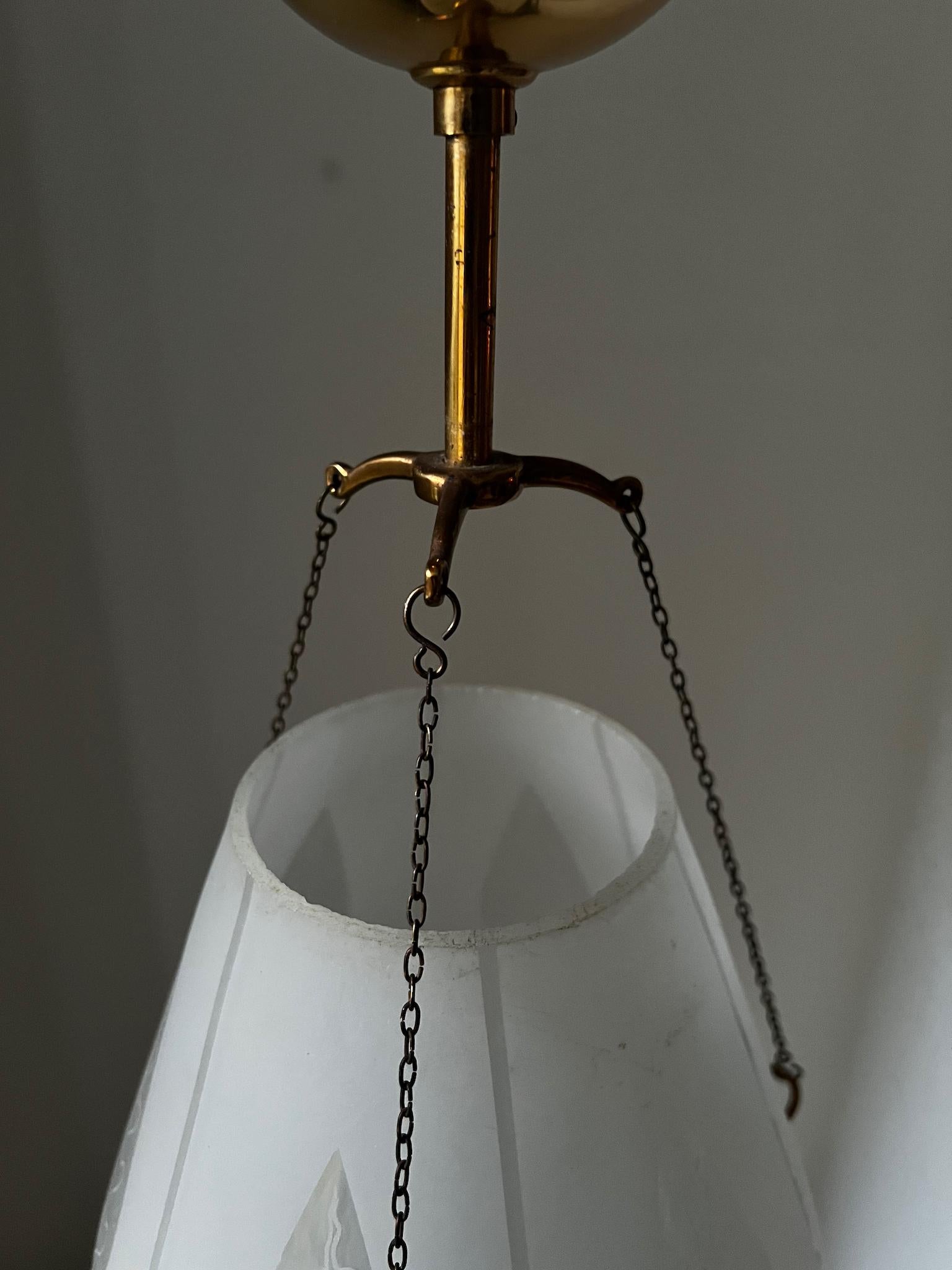 Schwedische Pendelleuchte aus Messing mit geätztem Glasschirm und durchbrochenen Details (20. Jahrhundert) im Angebot