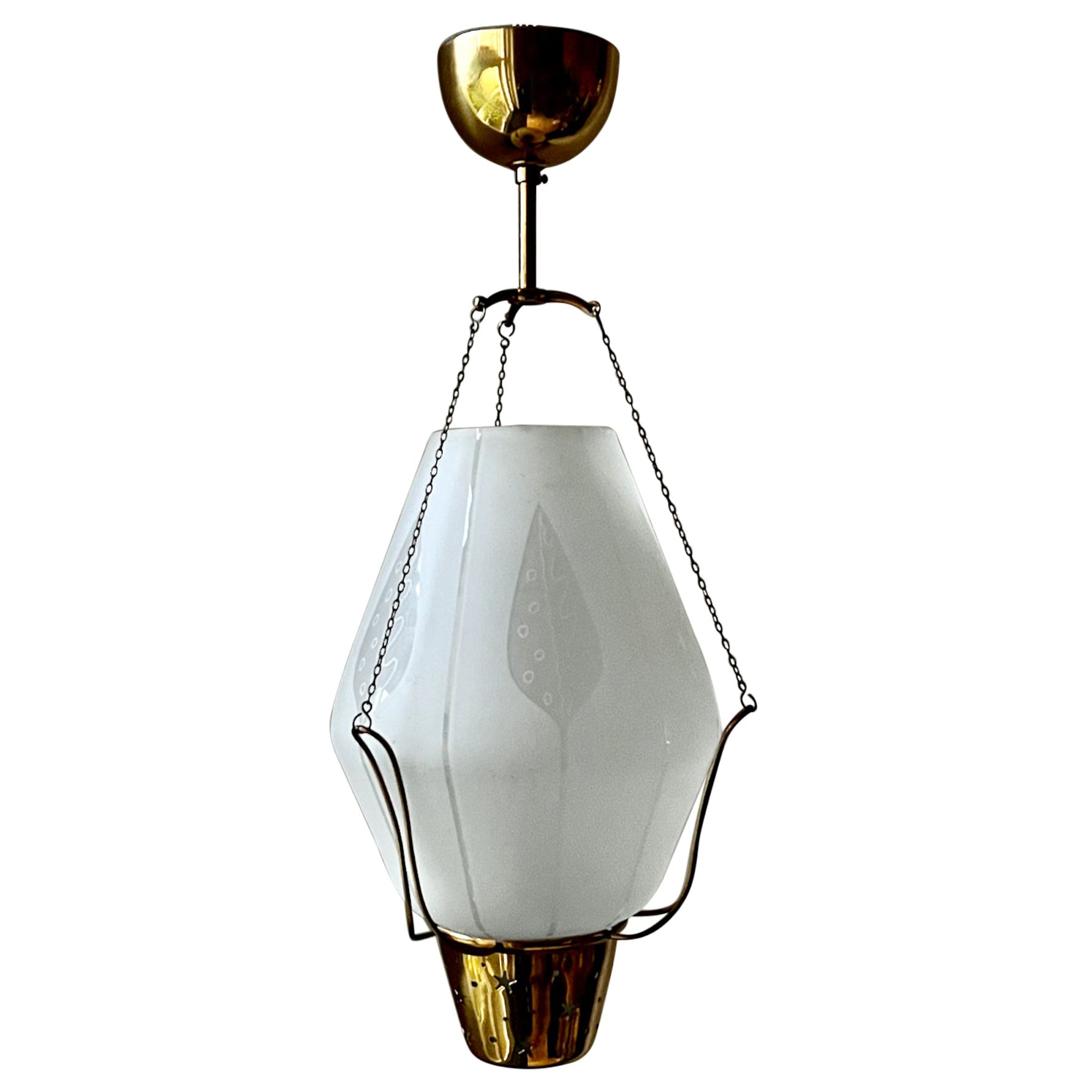 Lampada a sospensione in ottone svedese con paralume in vetro acidato e dettagli traforati