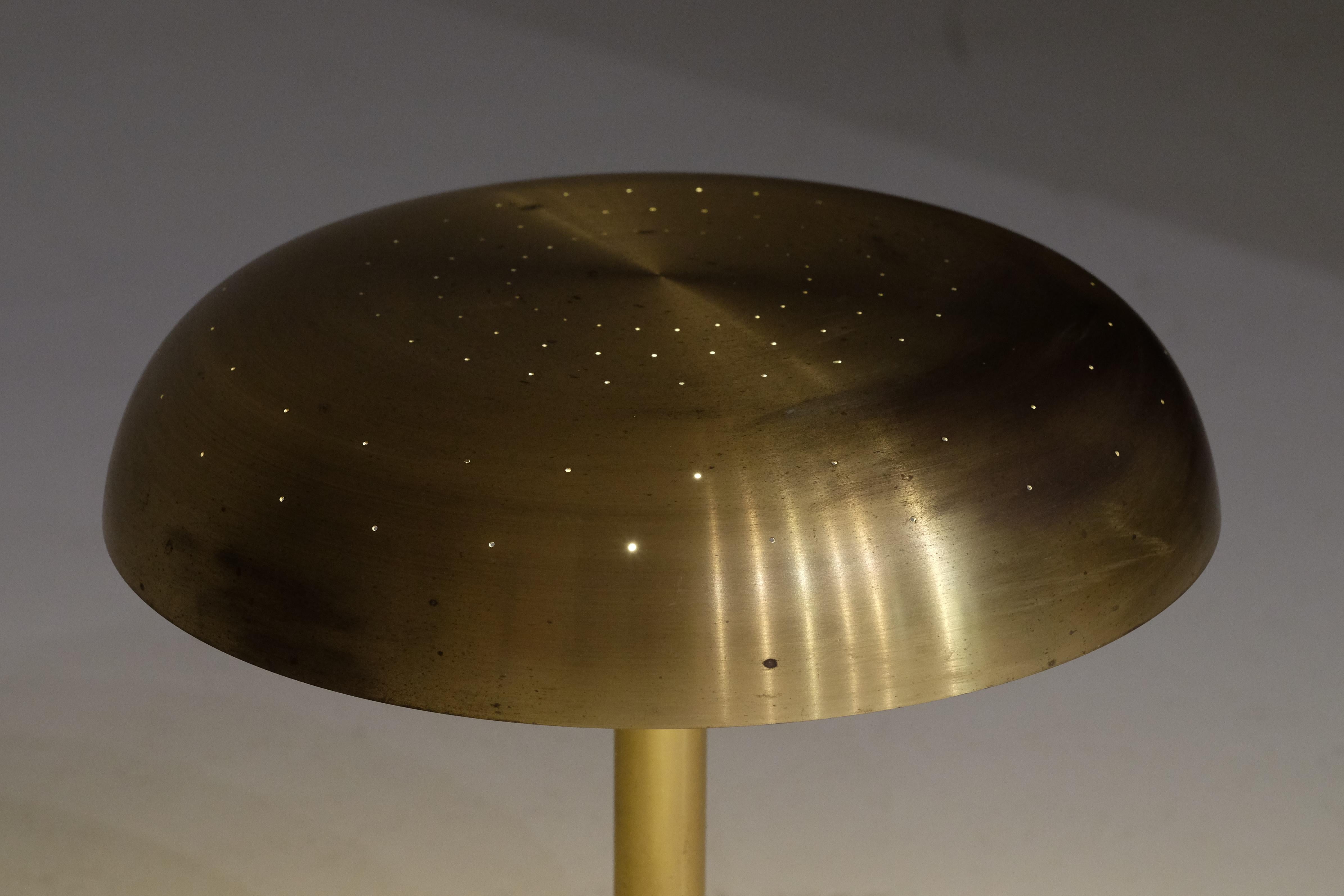 Jolie lampe de table en laiton perforé produite par Boréns en Suède, années 1950.
Bon état et belle patine, câblage neuf.