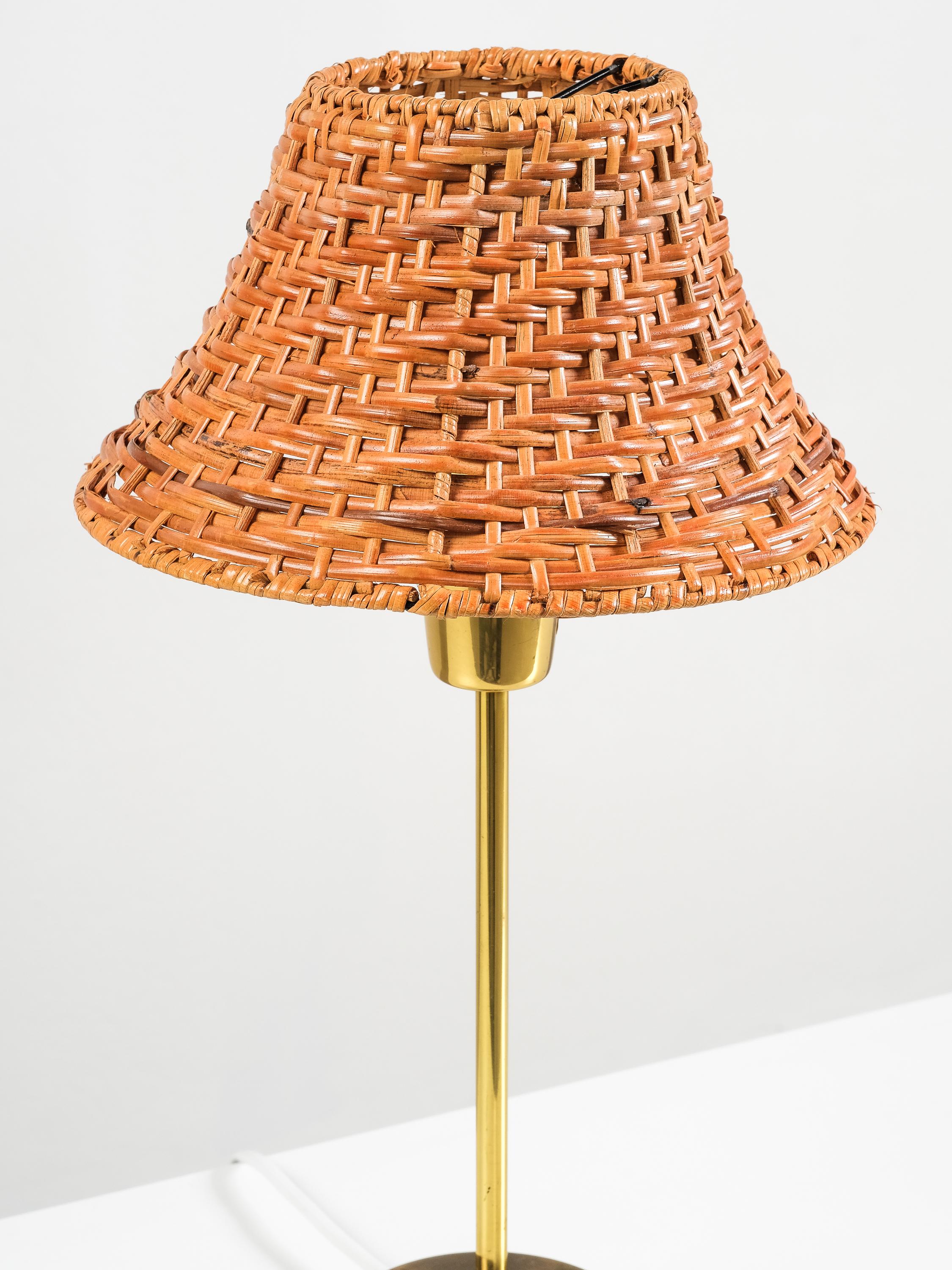 Scandinavian Modern Swedish Brass Table Lamp with Rattan Shade by EWÅ Värnamo, 1960s For Sale