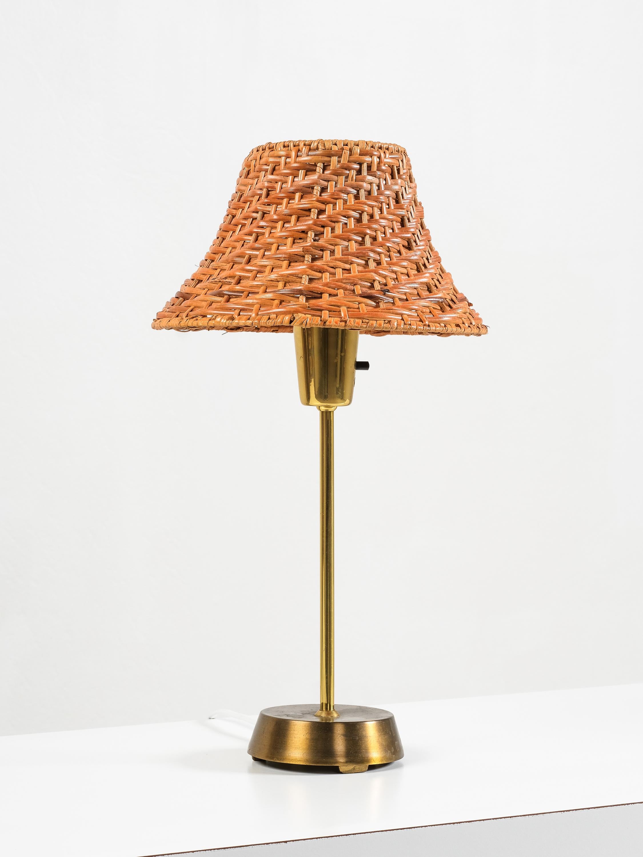 Swedish Brass Table Lamp with Rattan Shade by EWÅ Värnamo, 1960s In Good Condition For Sale In Karis, Nyland