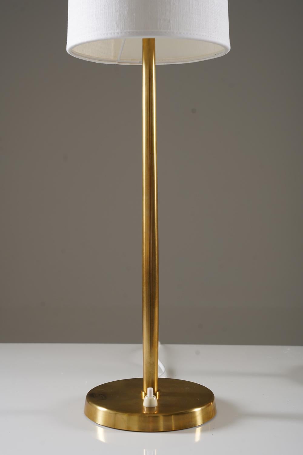Lámparas de mesa suecas de latón by Böhlmarks Escandinavo moderno en venta
