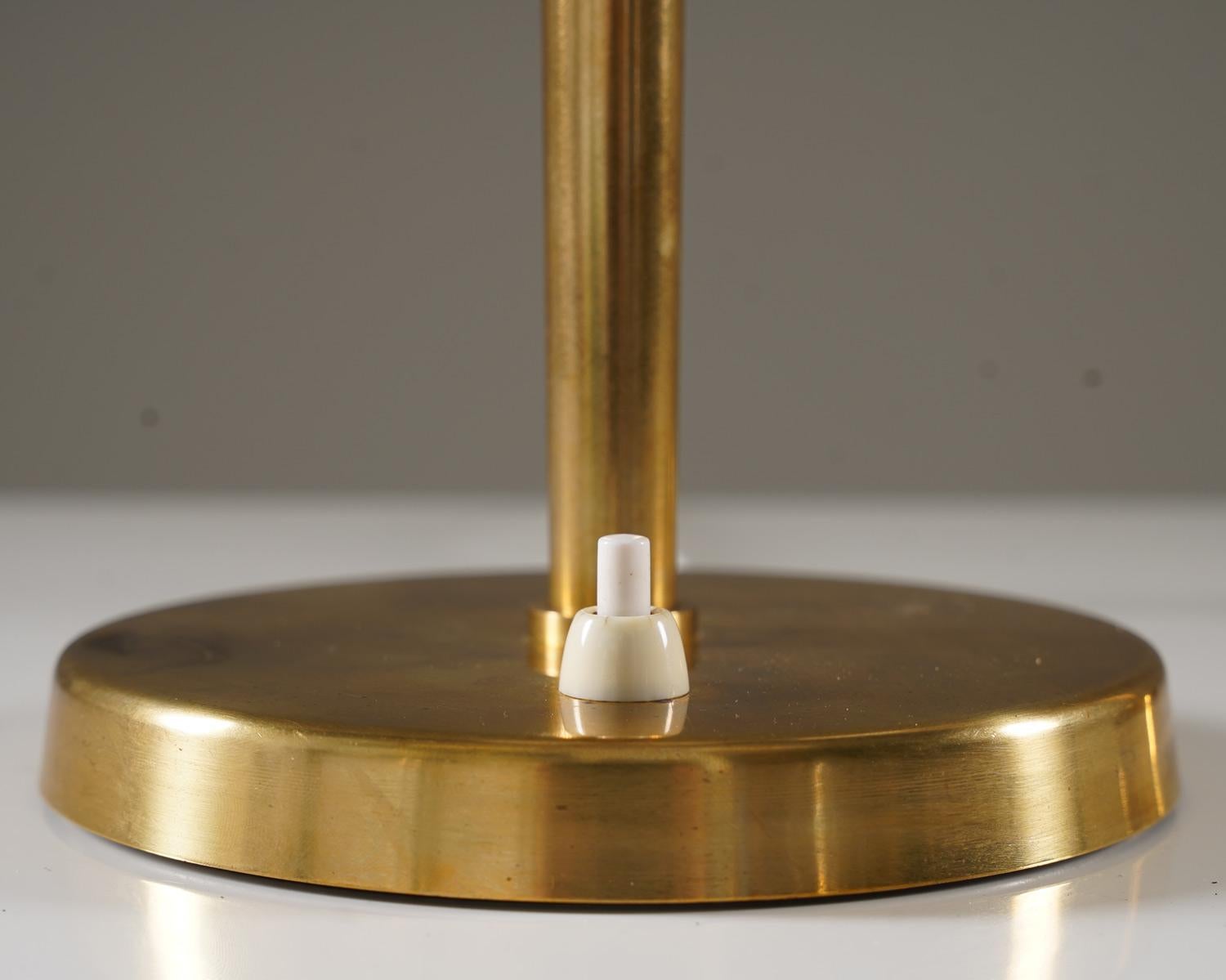 Lámparas de mesa suecas de latón by Böhlmarks siglo XX en venta