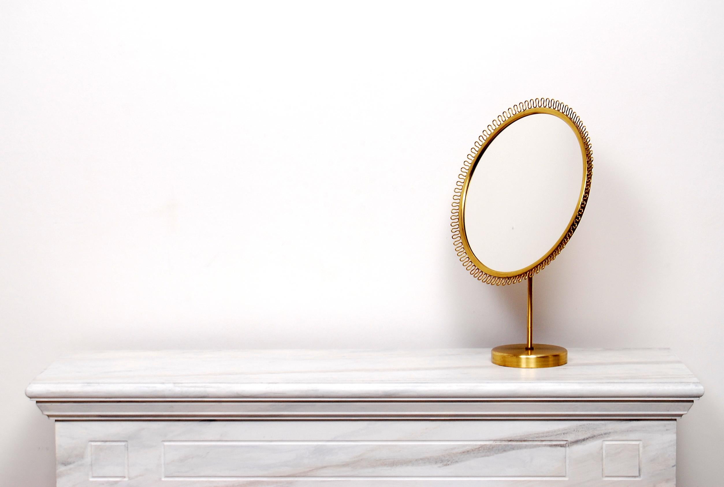 Swedish table, vanity mirror in a very good condition produced by NK, Nordiska Kompaniet, during the late 1940s. Brass with a teak back. Adjustable angle.


 