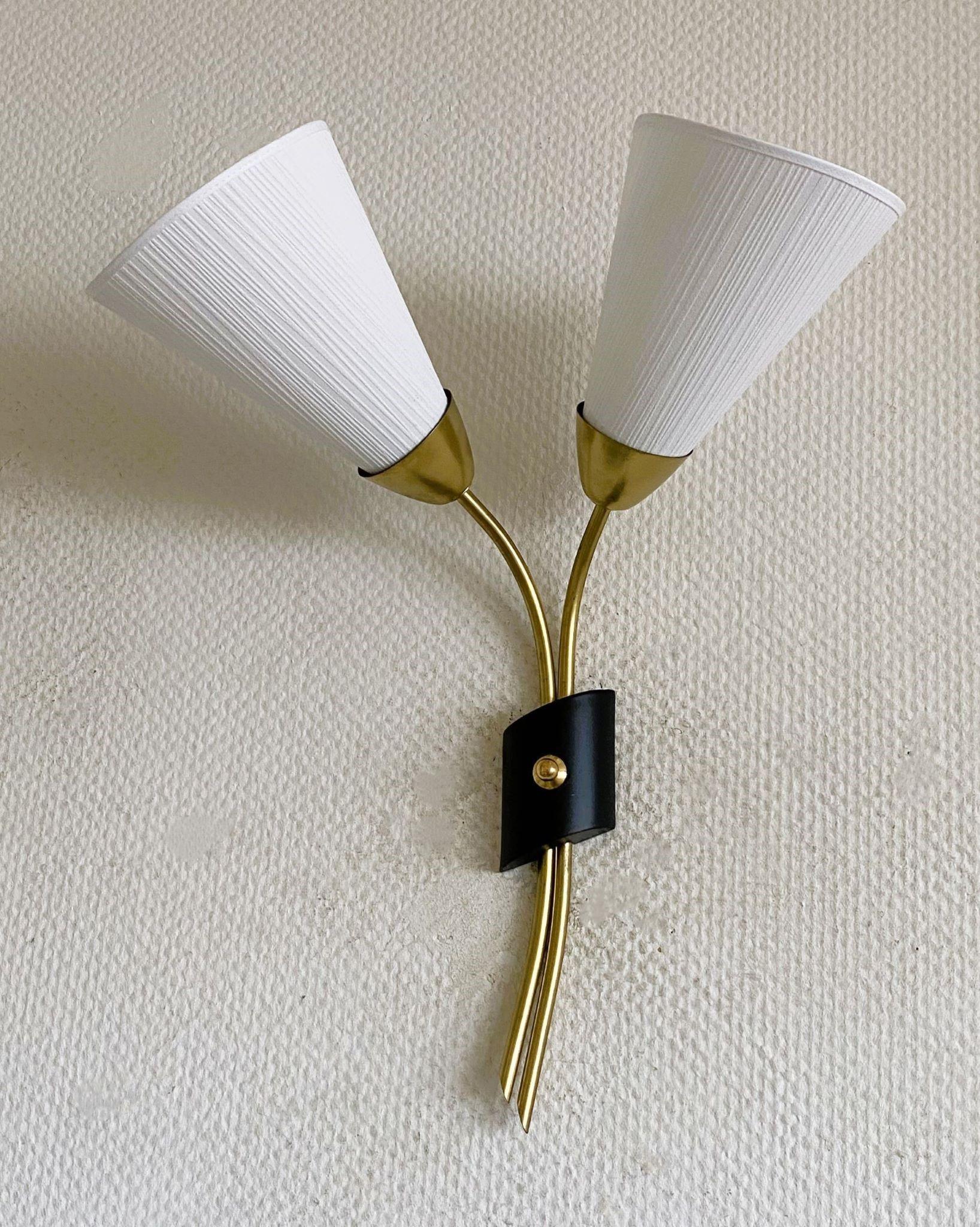 Aplique alto de dos luces, de latón y tela, diseñado y fabricado en Suecia en la década de 1940. Líneas limpias y diseño orgánico del periodo Moderno Escandinavo, con pantallas plisadas de tela. En buen estado vintage, sin daños, tonos retapizados,