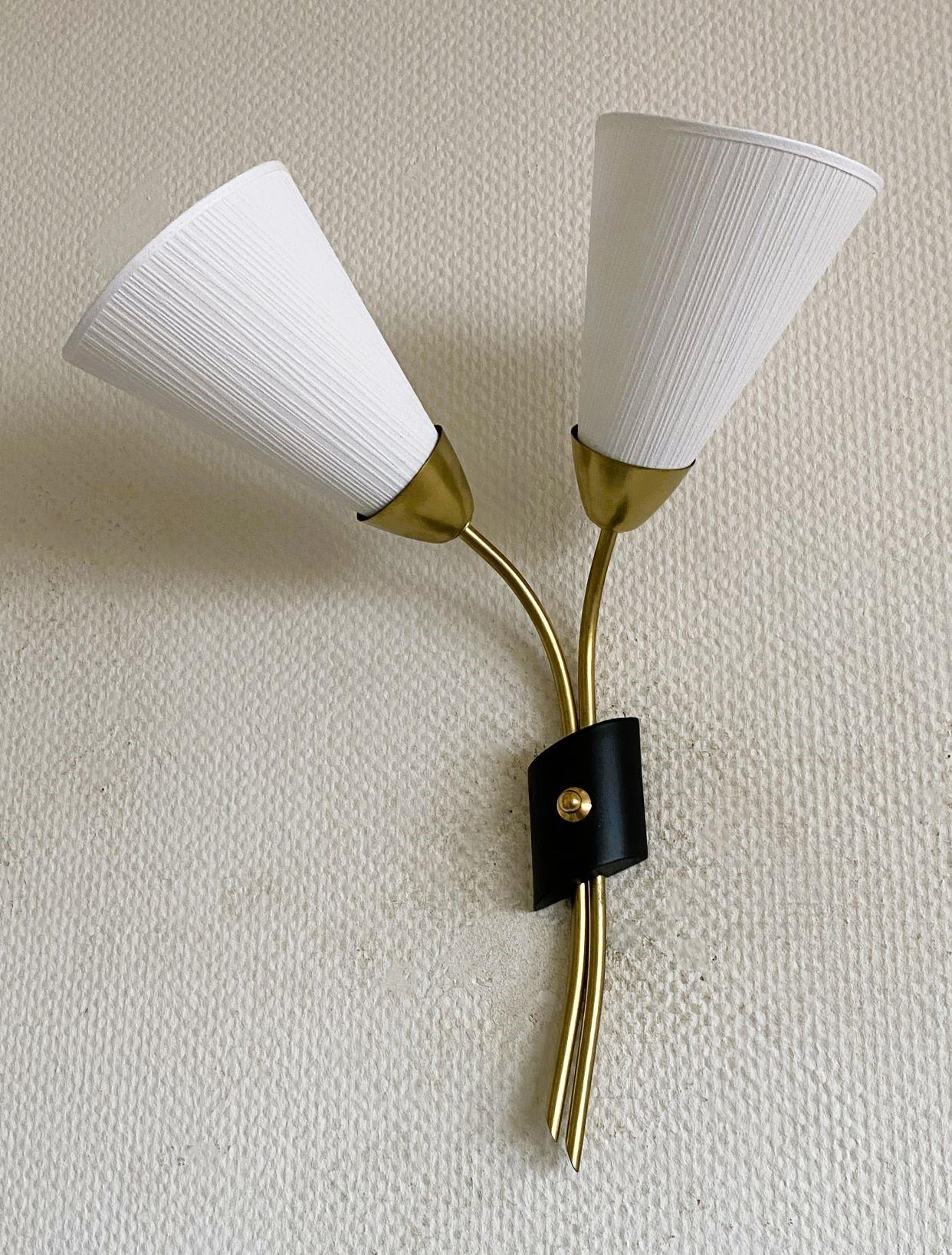 Aplique sueco de dos luces, latón, pantallas plisadas, Suecia, años 50 Escandinavo moderno en venta