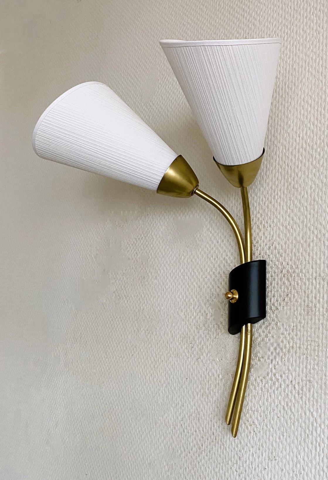 Aplique sueco de dos luces, latón, pantallas plisadas, Suecia, años 50 Sueco en venta