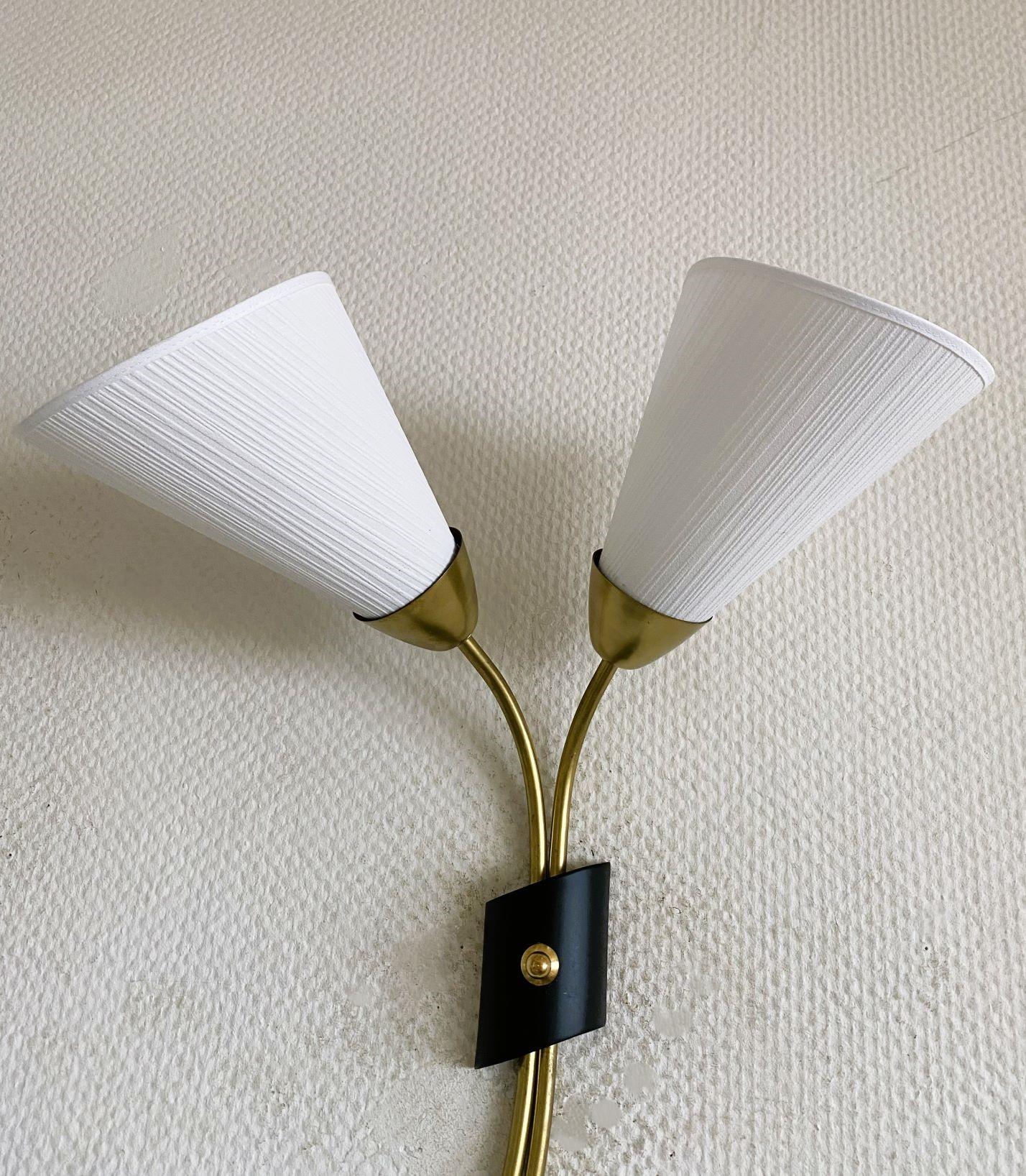 Aplique sueco de dos luces, latón, pantallas plisadas, Suecia, años 50 mediados del siglo XX en venta