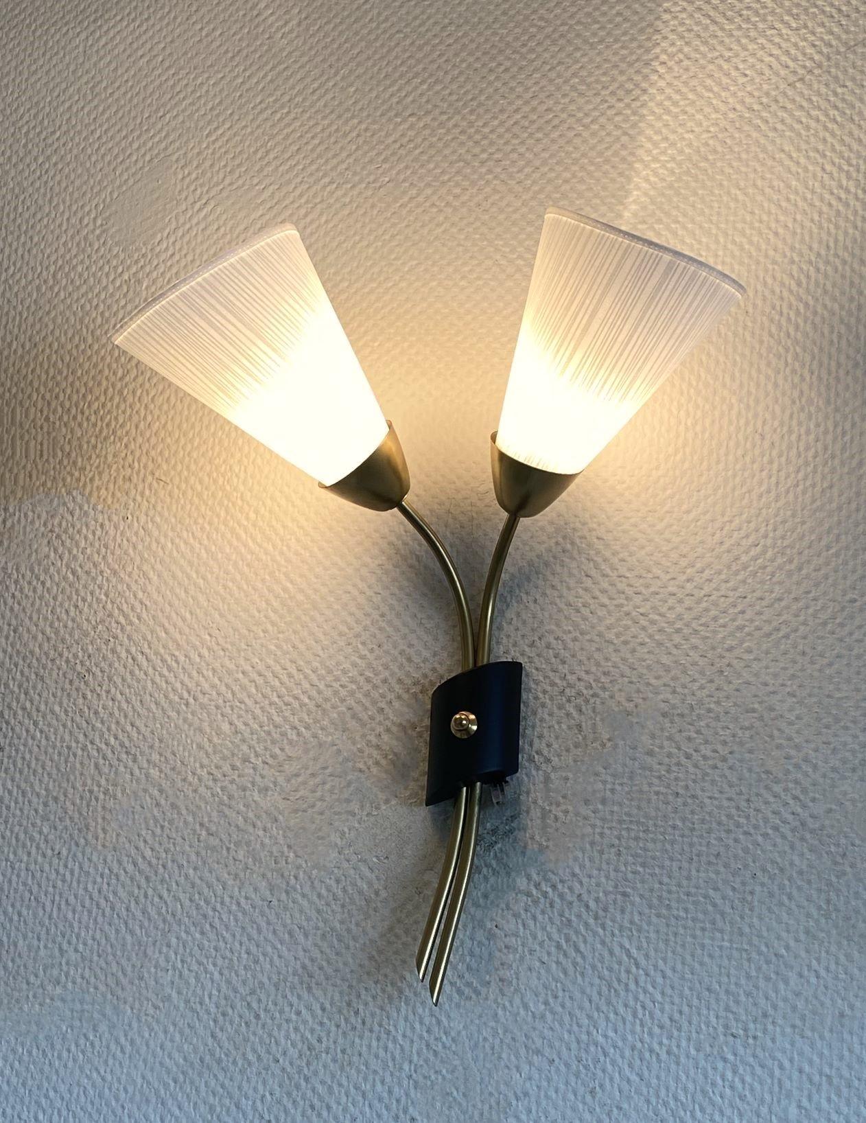 Aplique sueco de dos luces, latón, pantallas plisadas, Suecia, años 50 en venta 1