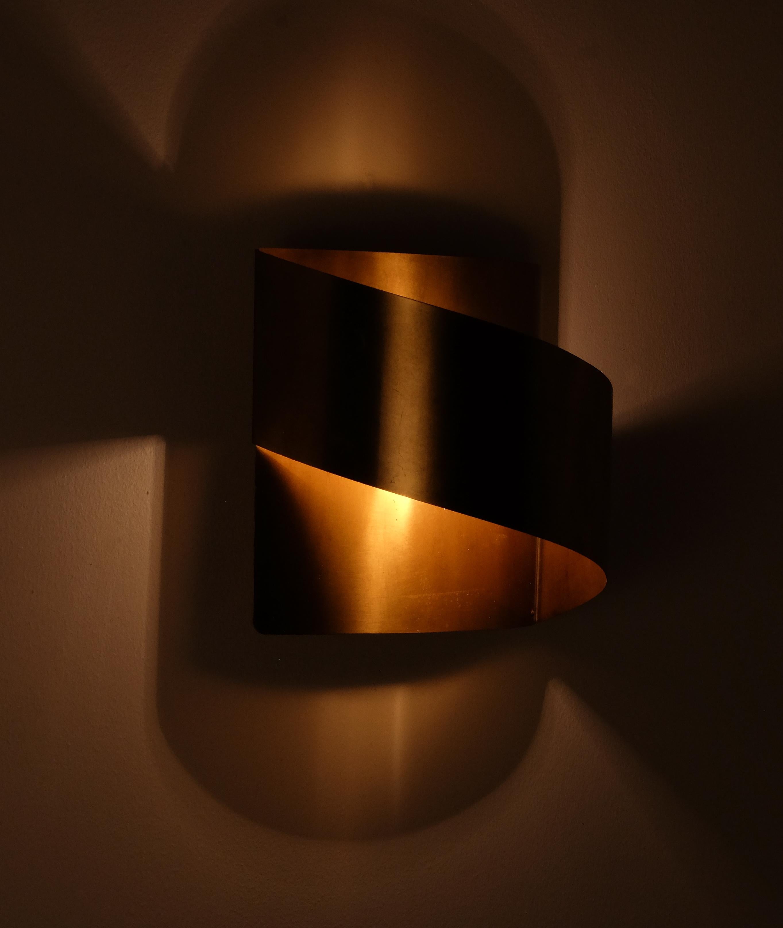 Metà XX secolo Lampada da parete svedese in ottone 