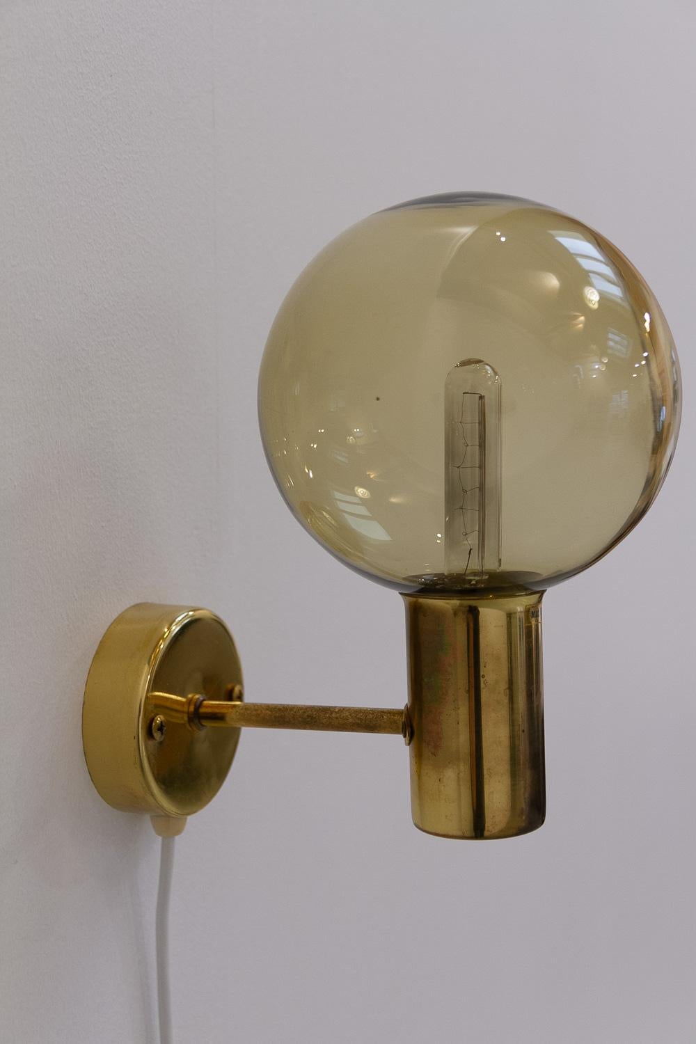 Lámpara sueca de latón de Hans-Agne Jakobsson V-149, década de 1960.

Aplique escandinavo de mediados de siglo modelo V 149 de latón y cristal soplado a mano. Diseñado y fabricado por el diseñador sueco Hans-Agne Jakobsson, en Markaryd (Suecia) en