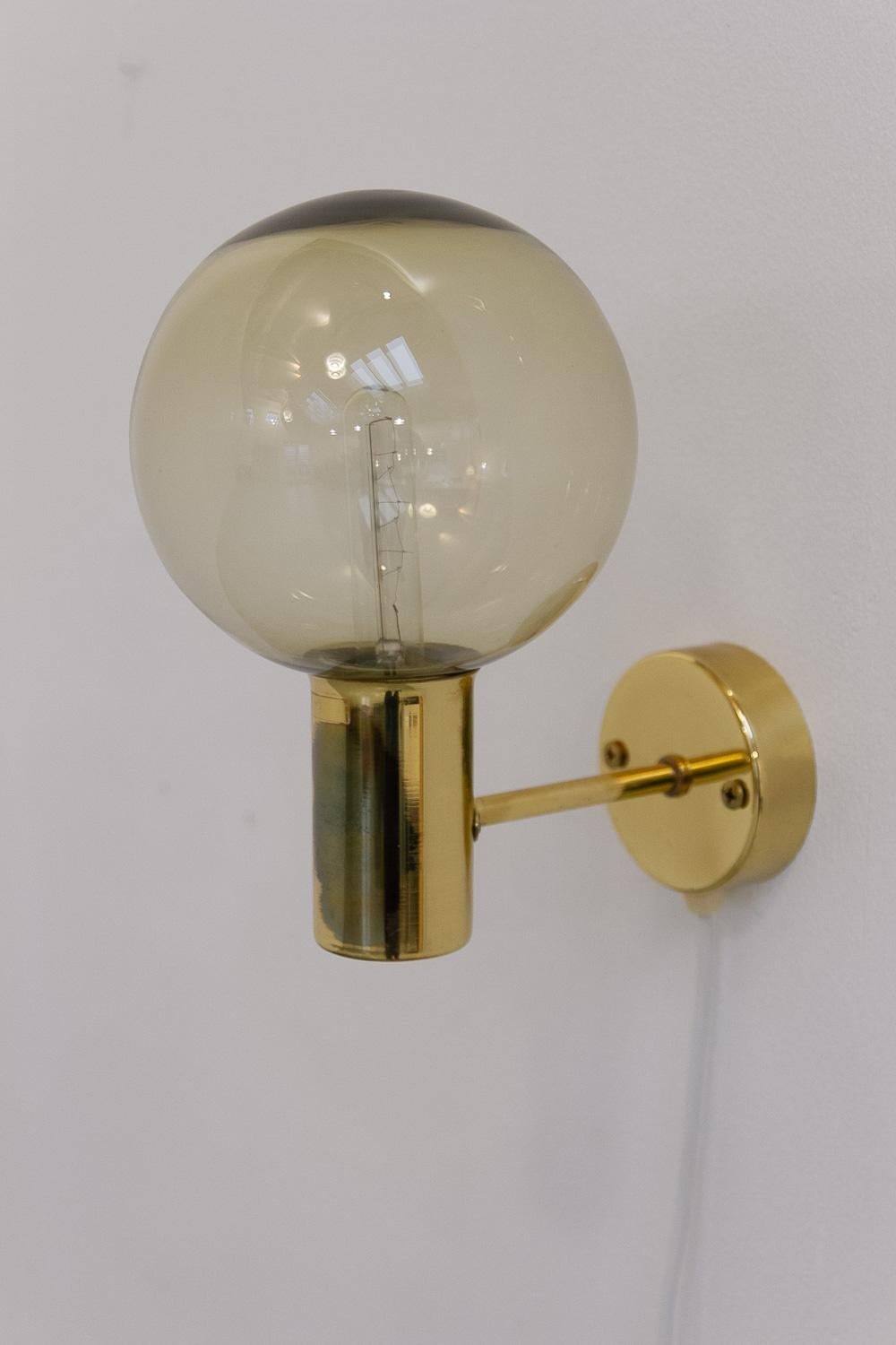 Lámpara sueca de latón de Hans-Agne Jakobsson V-149, década de 1960.

Aplique escandinavo de mediados de siglo modelo V 149 de latón y cristal soplado a mano. Diseñado y fabricado por el diseñador sueco Hans-Agne Jakobsson, en Markaryd (Suecia) en