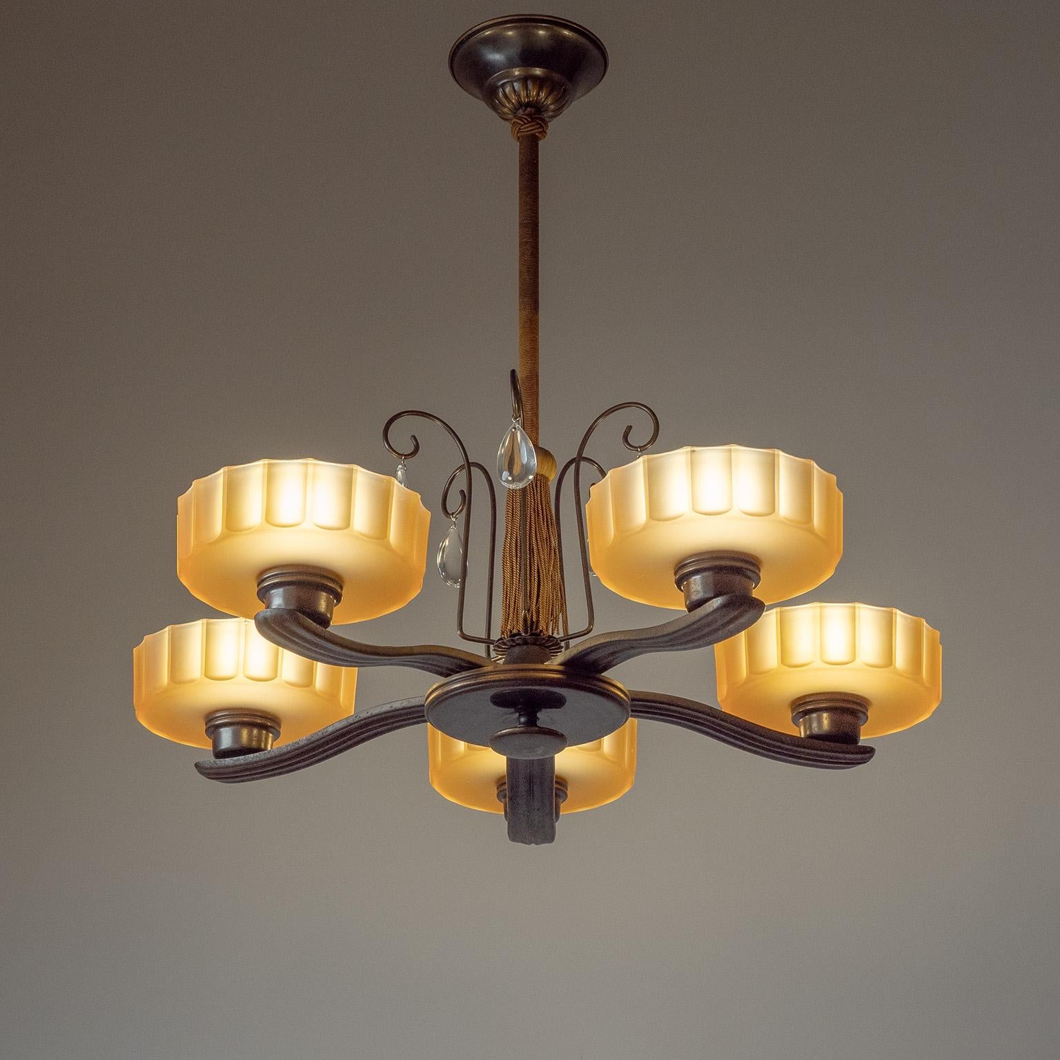 Lampadario svedese in bronzo e vetro avana, anni '30 In condizioni buone in vendita a Vienna, AT