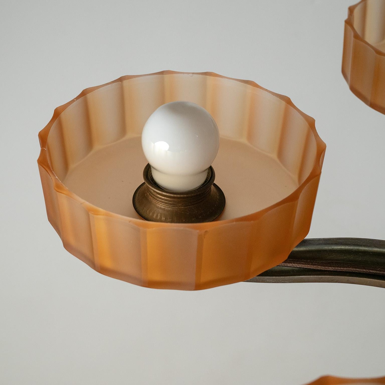 Metà XX secolo Lampadario svedese in bronzo e vetro avana, anni '30 in vendita