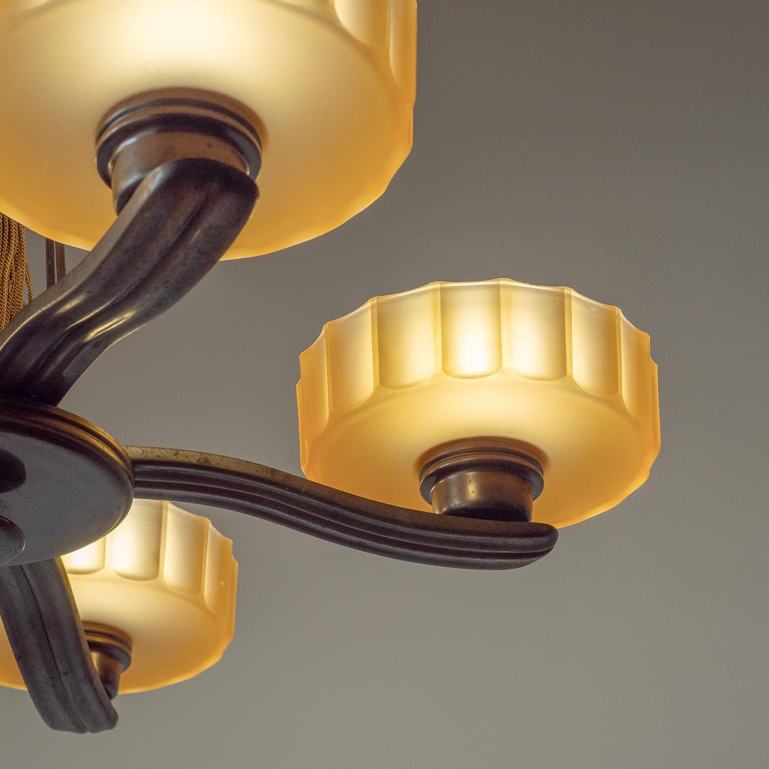 Ottone Lampadario svedese in bronzo e vetro avana, anni '30 in vendita