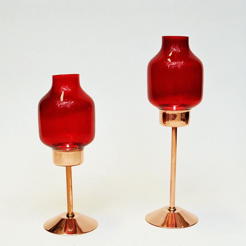 Schwedisches Bronze-Kerzenhalter-Paar mit roten Glaskuppeln von Gnosjö Konstmide 1960s im Angebot 1