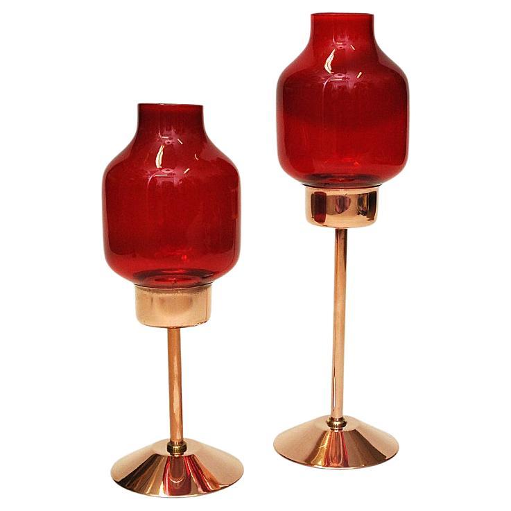 Paire de bougeoirs suédois en bronze avec coupoles en verre rouge par Gnosjö Konstmide 1960s