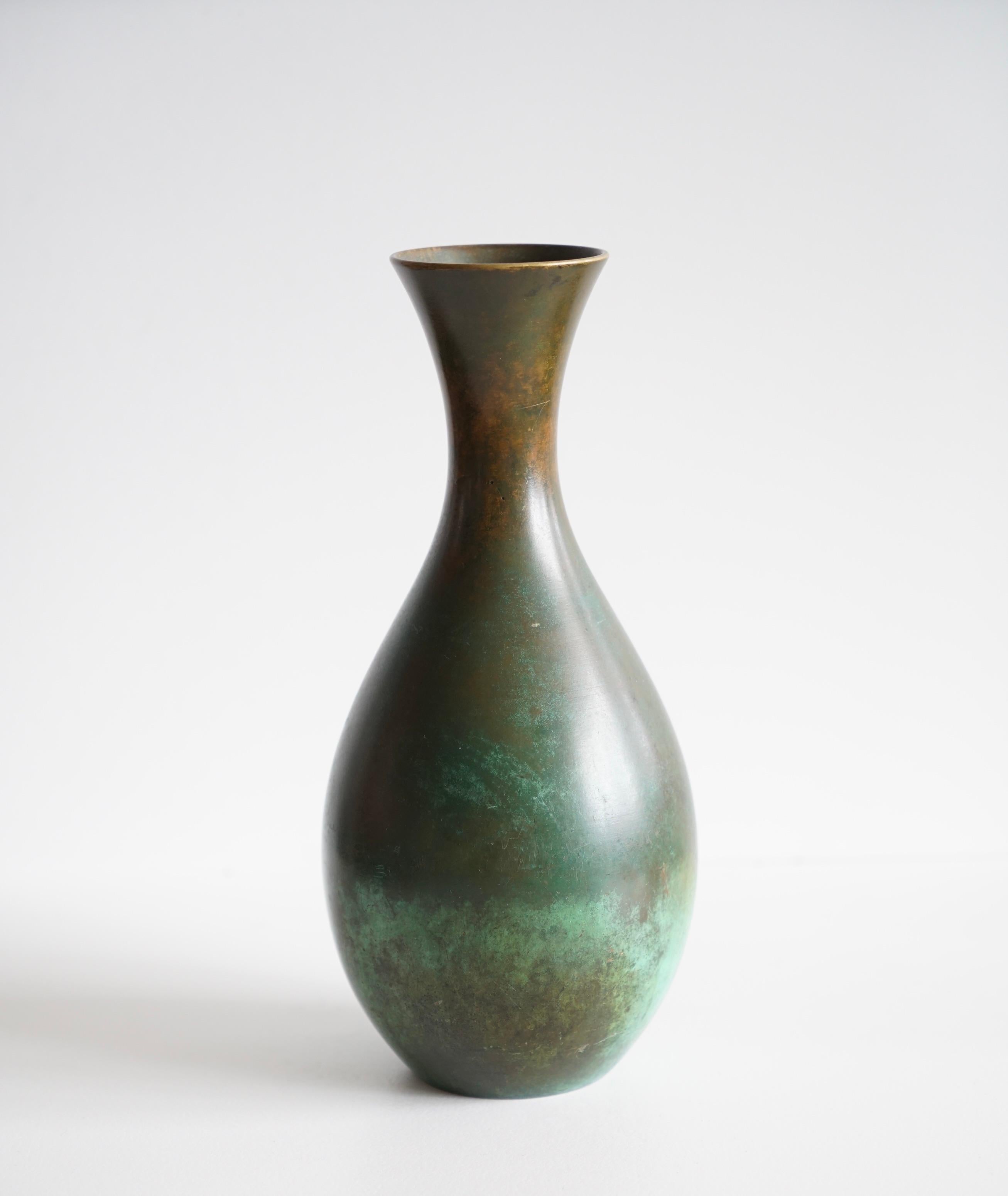 Metà XX secolo Vaso svedese in bronzo, 1930 circa. in vendita