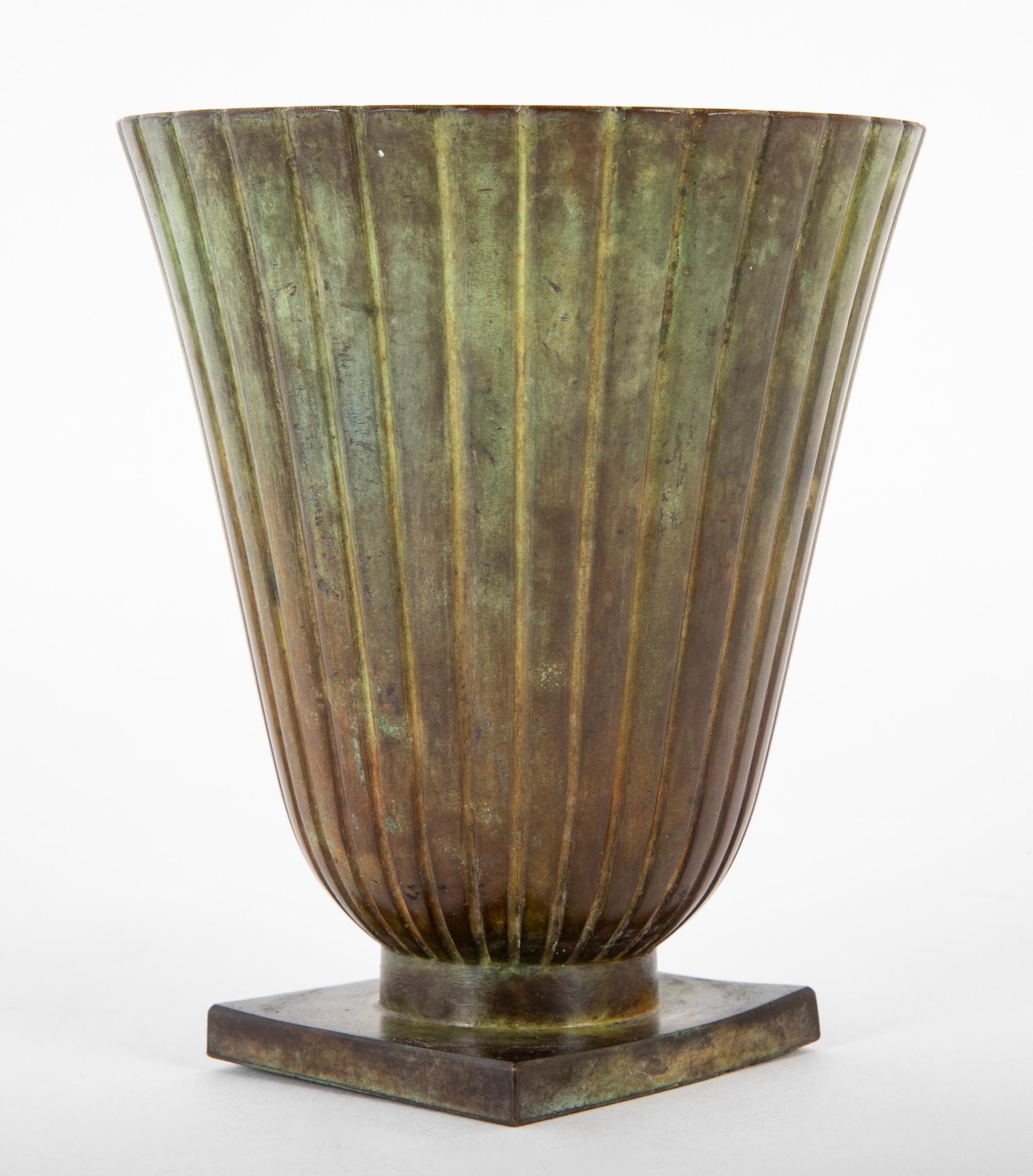 Vase suédois en bronze de forme évasée avec un corps nervuré sur une base carrée.  Estampillé GMB Brous 69.  Vers les années 1930.  Fabriqué par Guldsmedsaktiebolaget, Suède. 