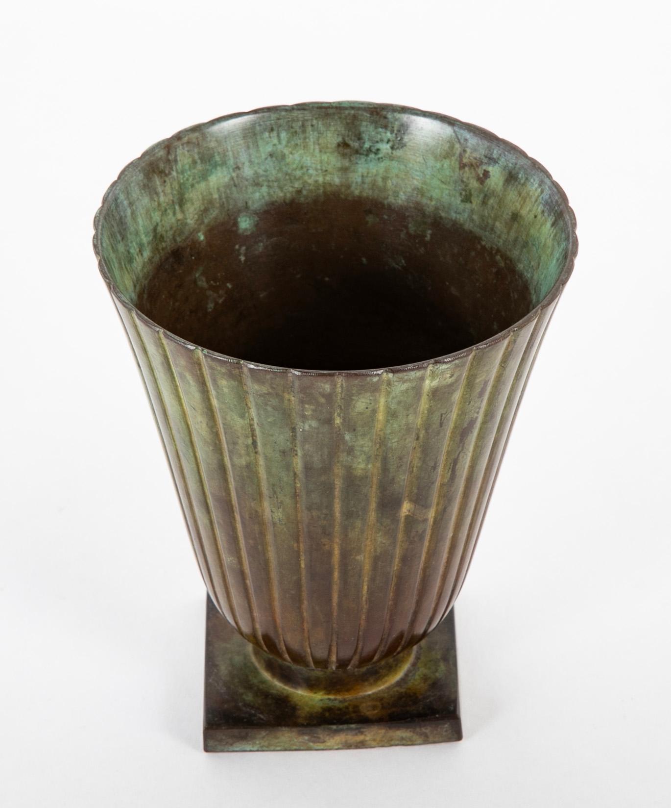 Bronze Vase suédois de forme évasée avec corps nervuré en vente