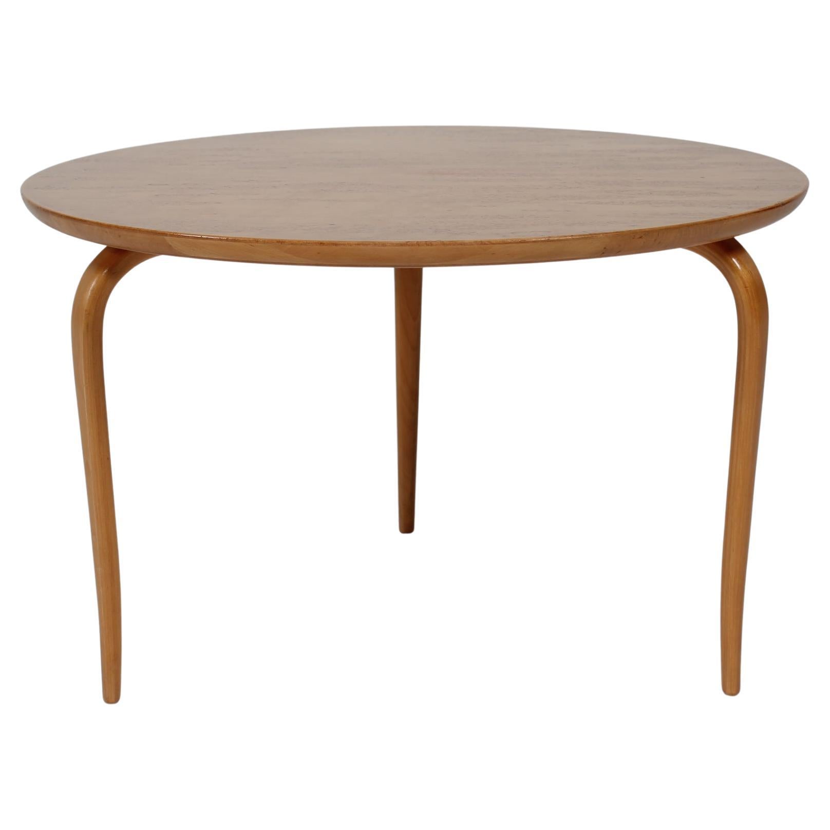 Kleiner runder Couchtisch Modell Annika, entworfen von dem schwedischen Möbeldesigner und Architekten Bruno Mathsson (1907-1988). 
Der Tisch ist aus Birke mit Masurbirke auf der Platte gefertigt
Die Beine sind  leicht spitz.
Hergestellt von Karl