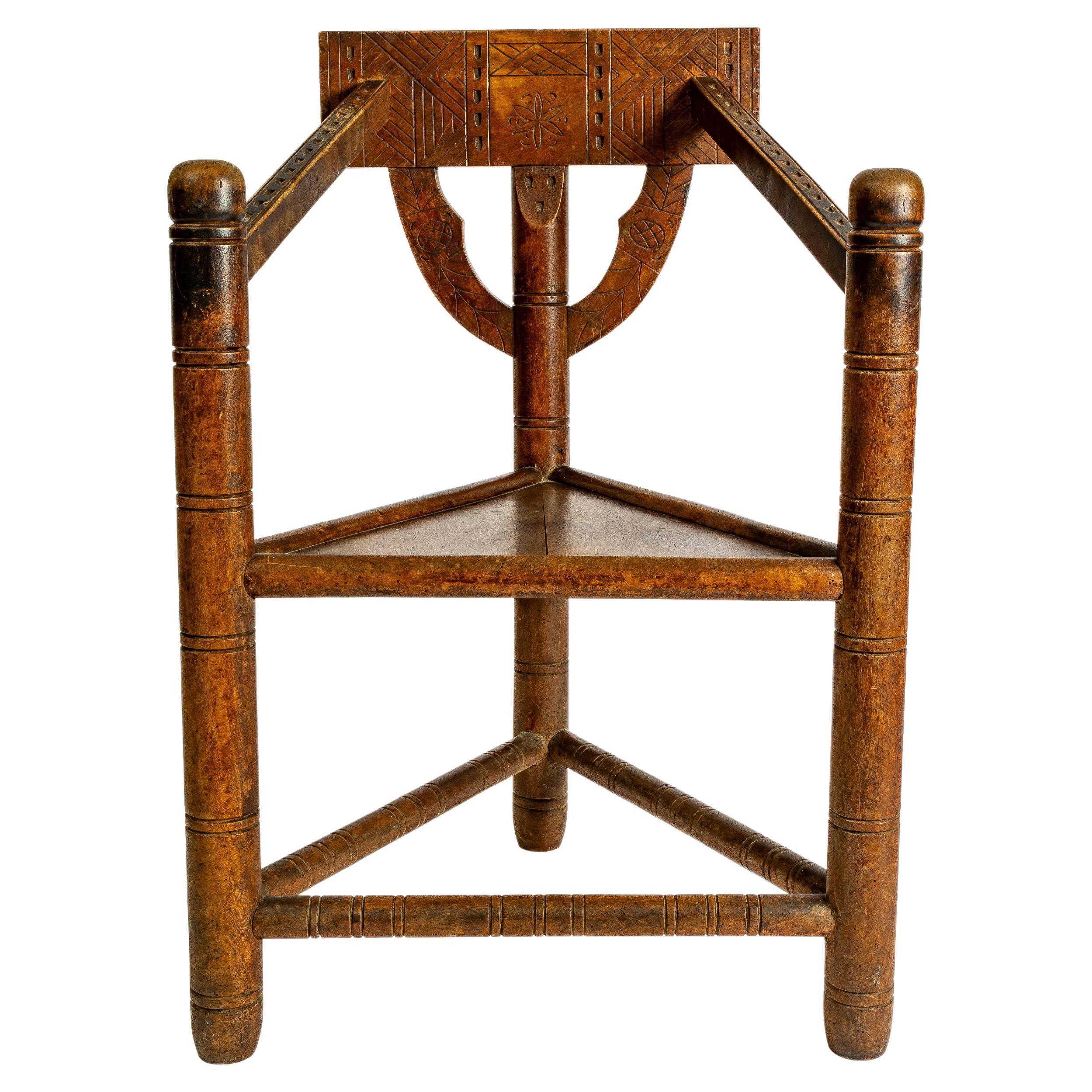 Schwedischer brutalistischer Mönchsstuhl aus geschnitztem Buchenholz +/- 1900