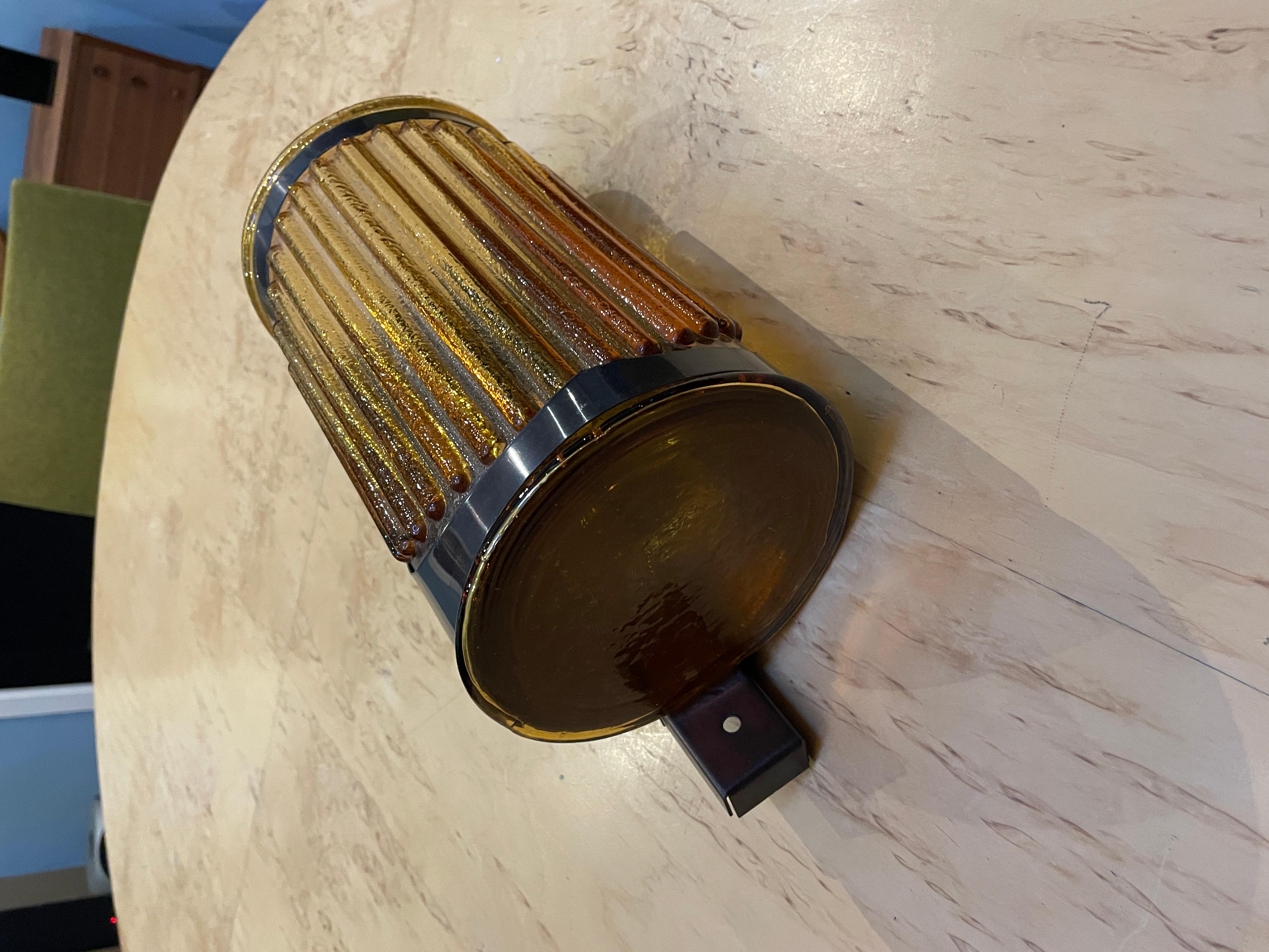 Brutalisme Lampe d'extérieur brutaliste suédoise en cuivre patiné et verre d'art ambré en vente
